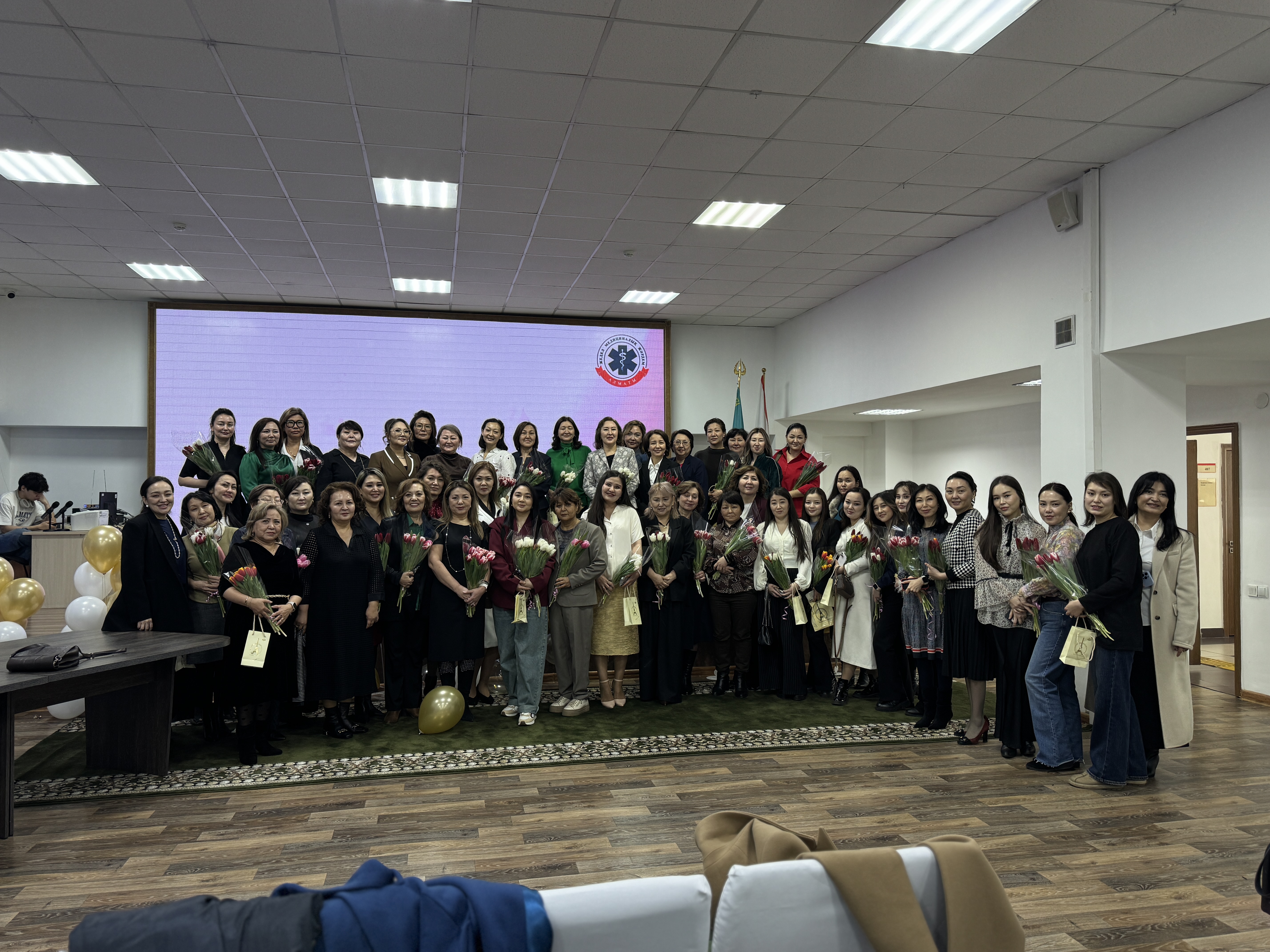Алматы қаласының Қоғамдық денсаулық сақтау басқармасында әйелдерді алдағы 8 наурыз мерекесімен құттықтады