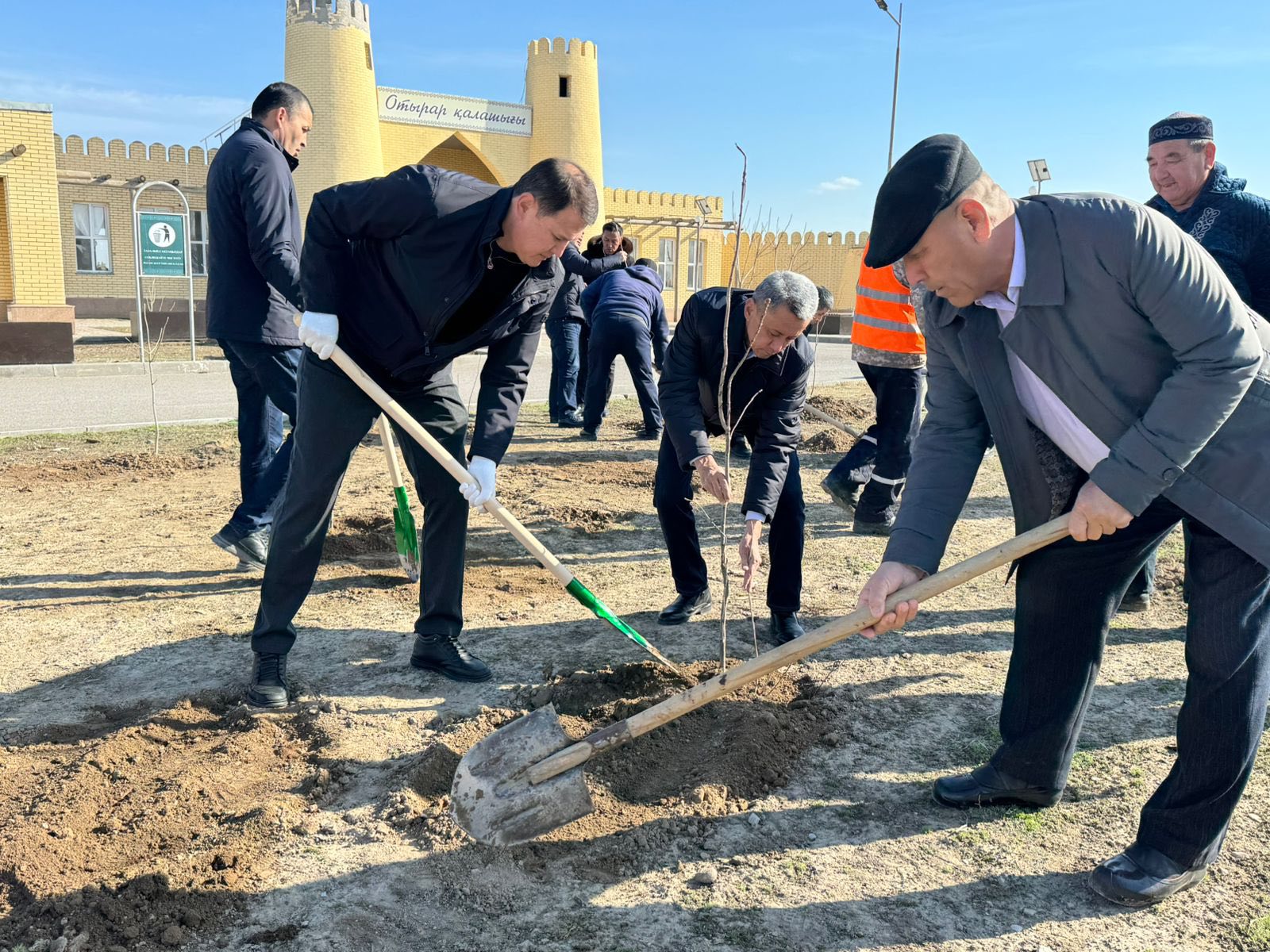 ОТЫРАРДА МЕРЕКЕ ҚАРСАҢЫНДА 1000-ҒА ЖУЫҚ КӨШЕТ ЕГІЛДІ