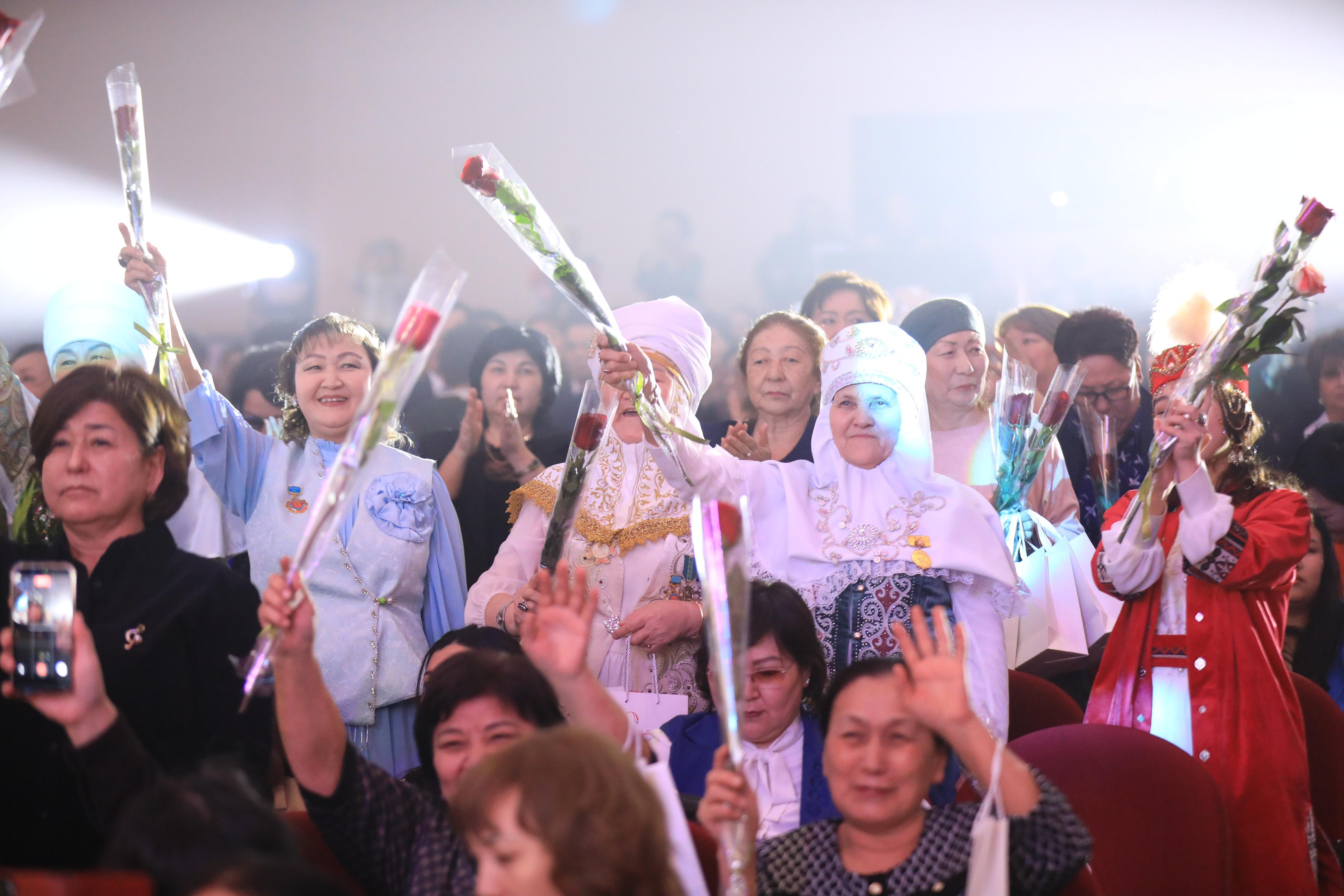 В честь Международного женского дня – 8 Марта в Өнер орталығы прошел праздничный концерт