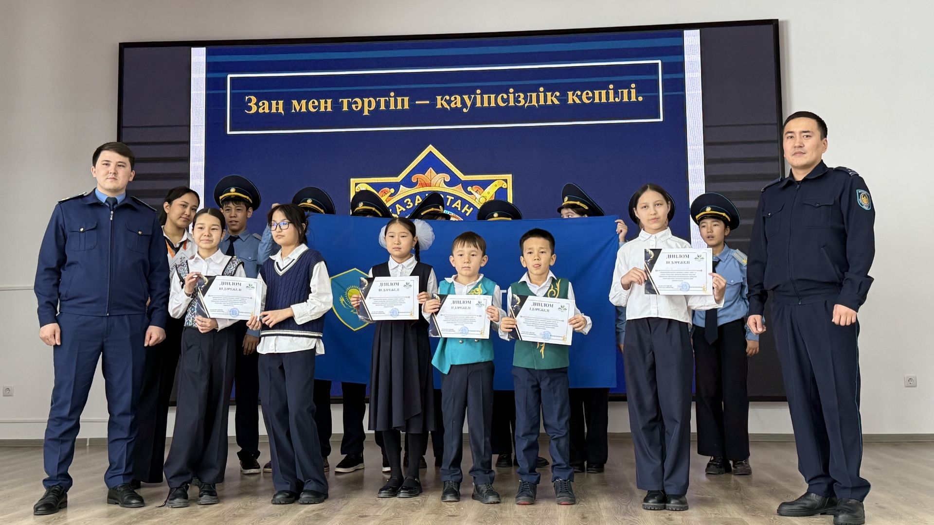 ҚОНАЕВ ҚАЛАСЫНДА ПОЛИЦИЯ МЕН ПРОКУРАТУРА БАЛАЛАРҒА ҚАУІПСІЗДІК САБАҚТАРЫН ӨТКІЗУДЕ