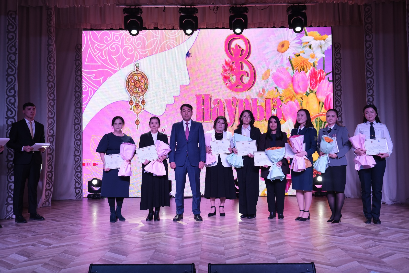 Ауданда «Әйелмен әлем әдемі» атты мерекелік кеш өтті