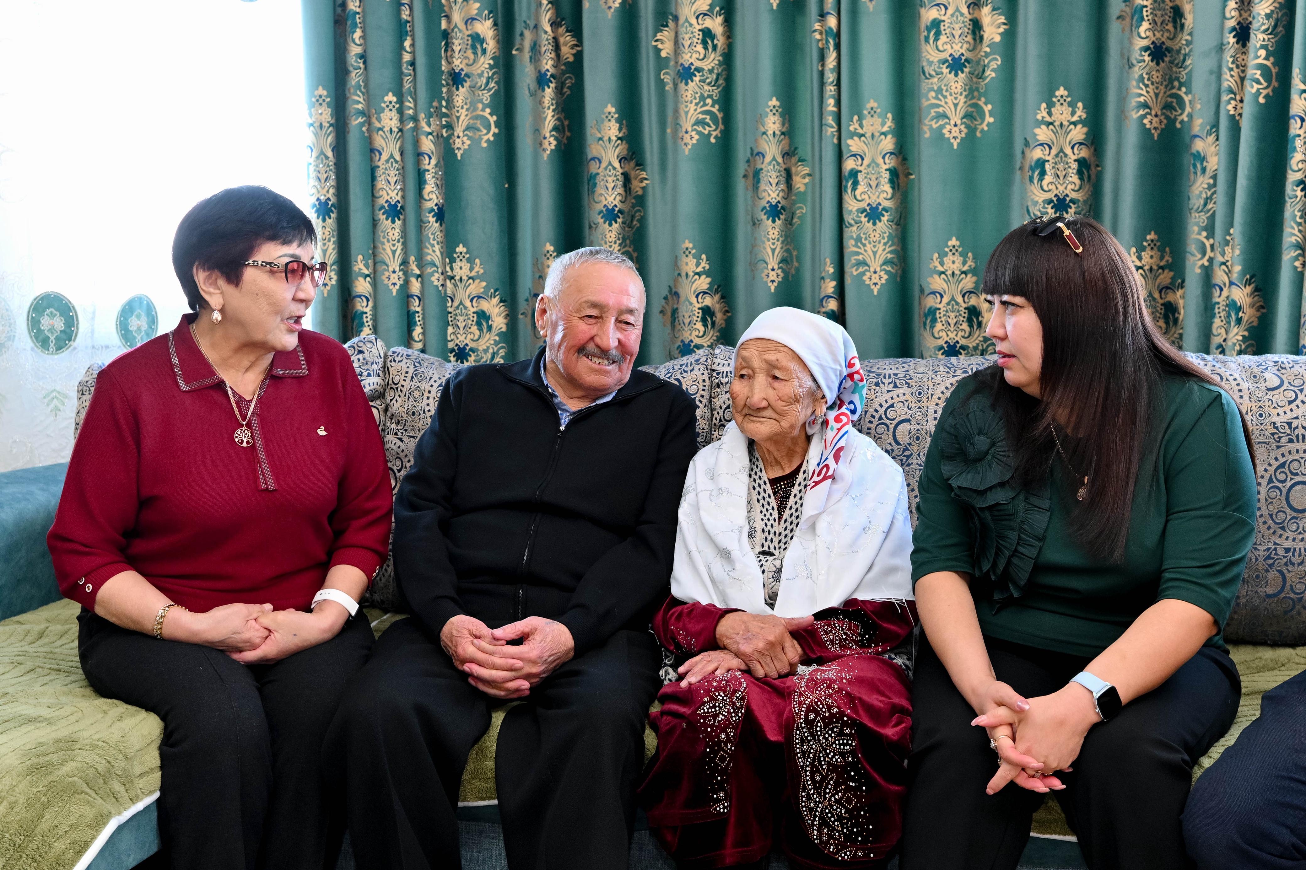 Облыс әкімі 104 жастағы әжені мерекемен құттықтады