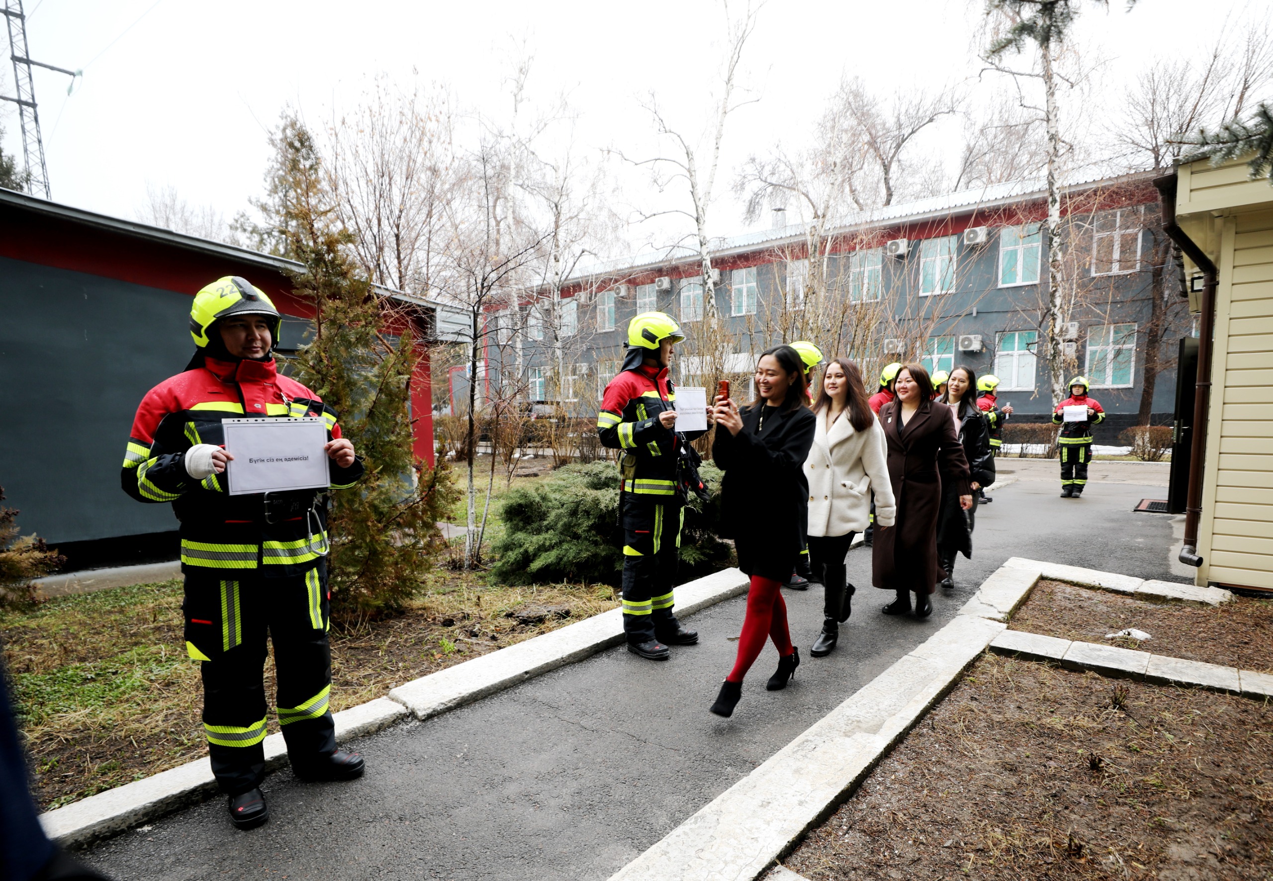 Алматыда өрт сөндіруші-құтқарушылардан «құттықтау дәліз» құрылды