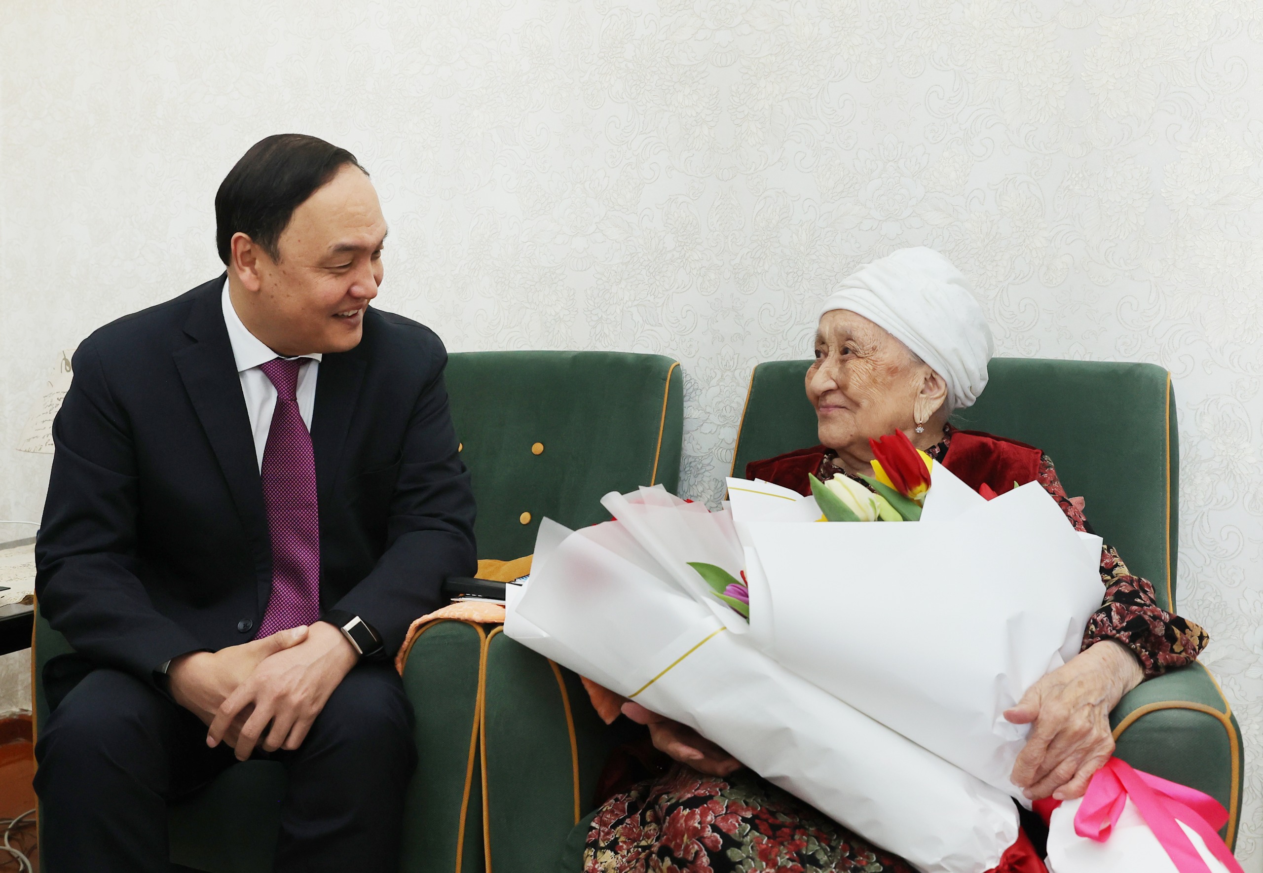 Ербол Қарашөкеев тыл ардагері мен еңбек адамын әйелдер күнімен құттықтады