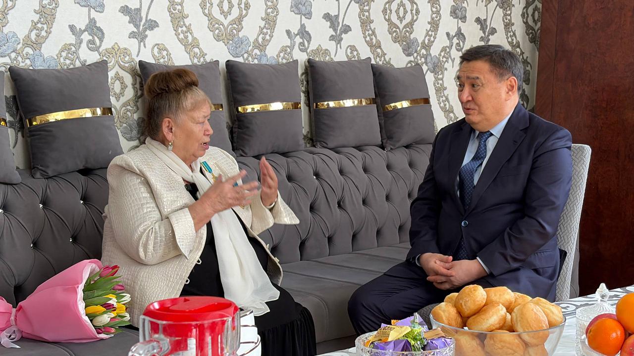 Ақмола облысының әкімі Марат Ахметжанов Қосшы қаласының еңбек сіңірген мұғалімі Майра Жетписованы 8 наурыз мерекесімен құттықтады