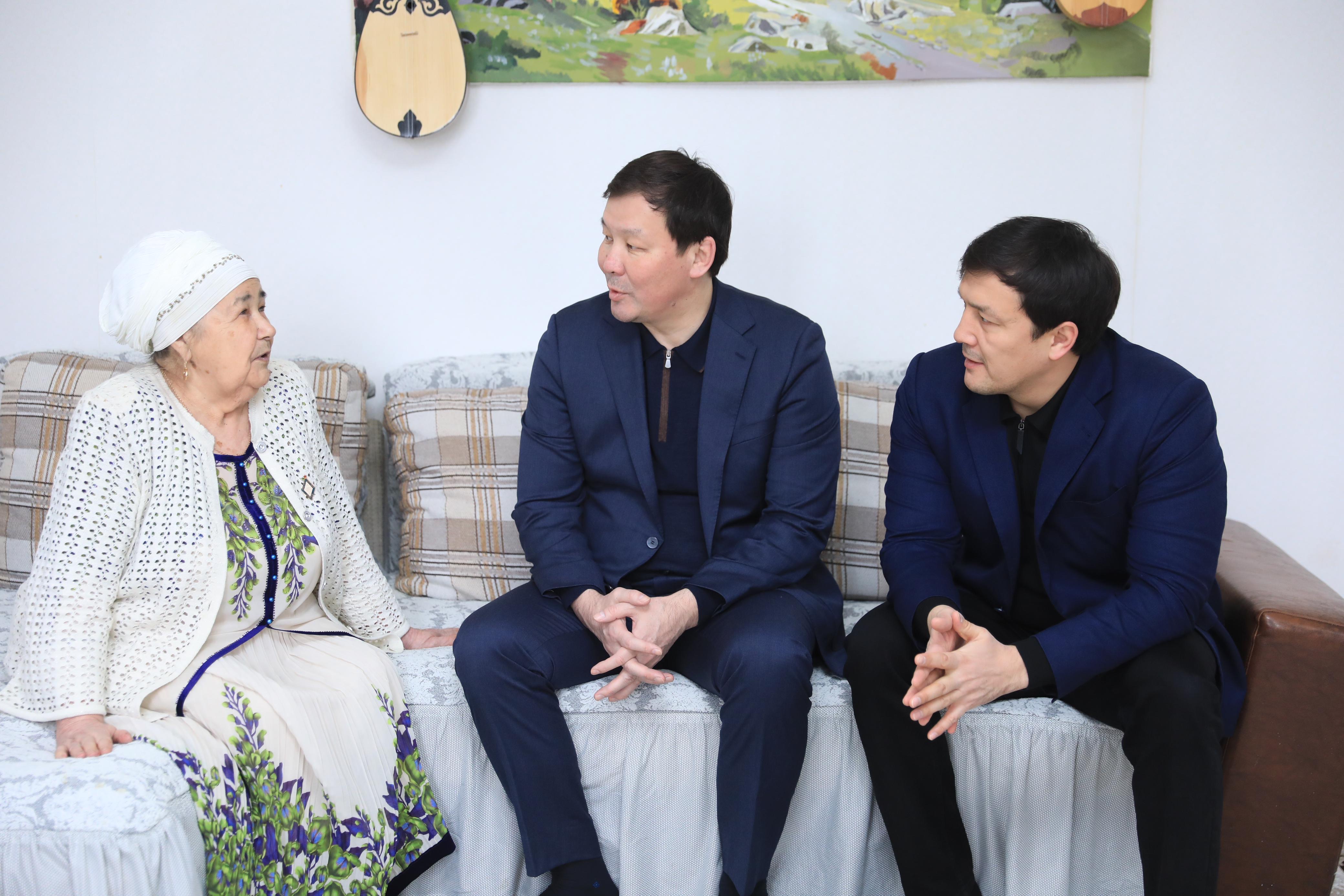 Асхат Шахаров 8 наурызда облыстың дамуына үлес қосқан ақтөбелік әйелдердің шаңырағында болды