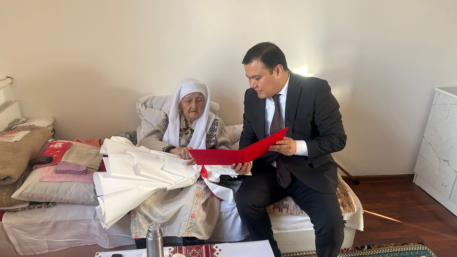 МЕРЕКЕ ҚАРСАҢЫНДА ҚАРТ АНАЛАРҒА ҚҰРМЕТ КӨРСЕТІЛДІ