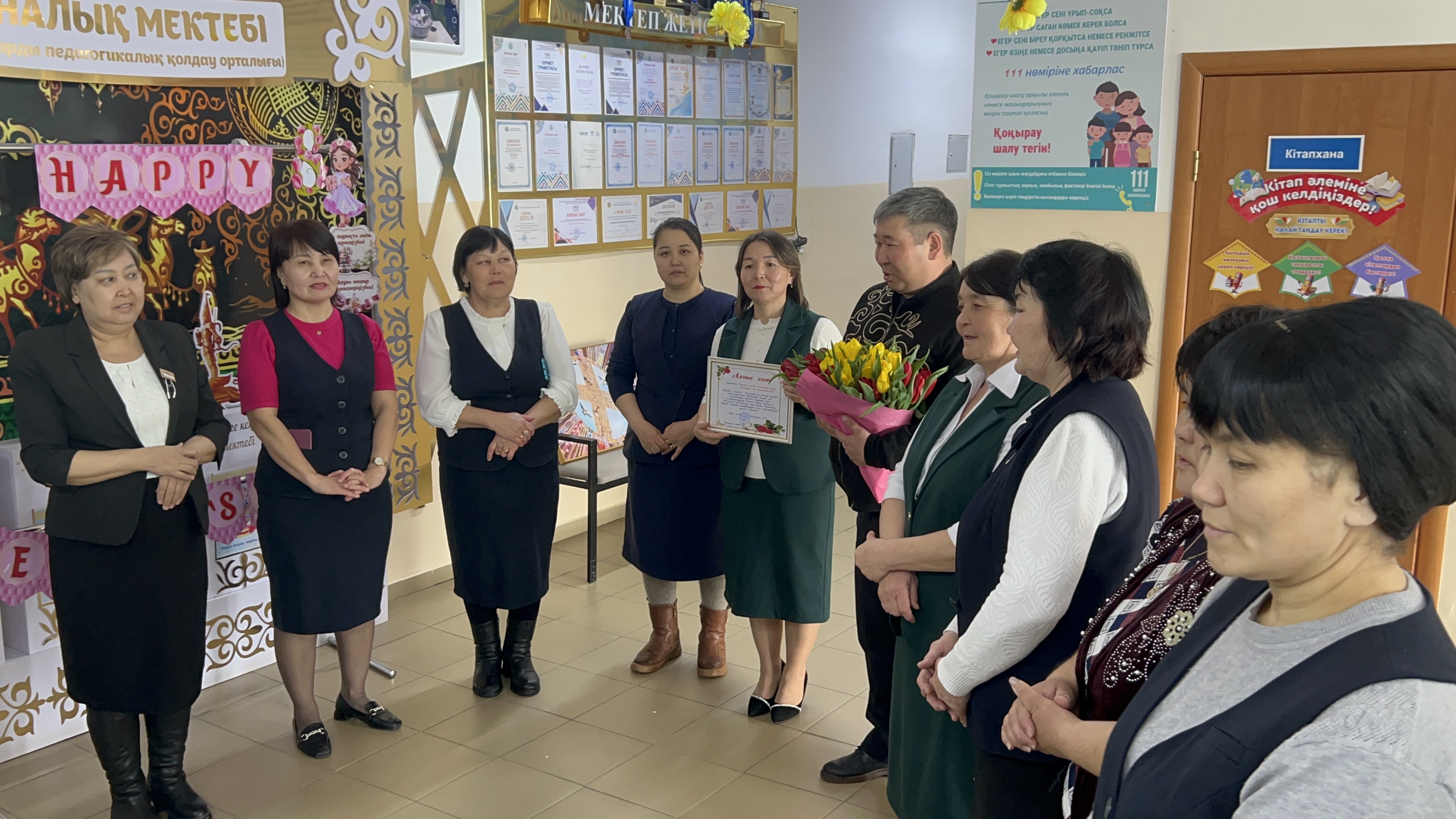 В Международный женский день 8 марта аким сельского округа поздравил женщин и вручил подарки