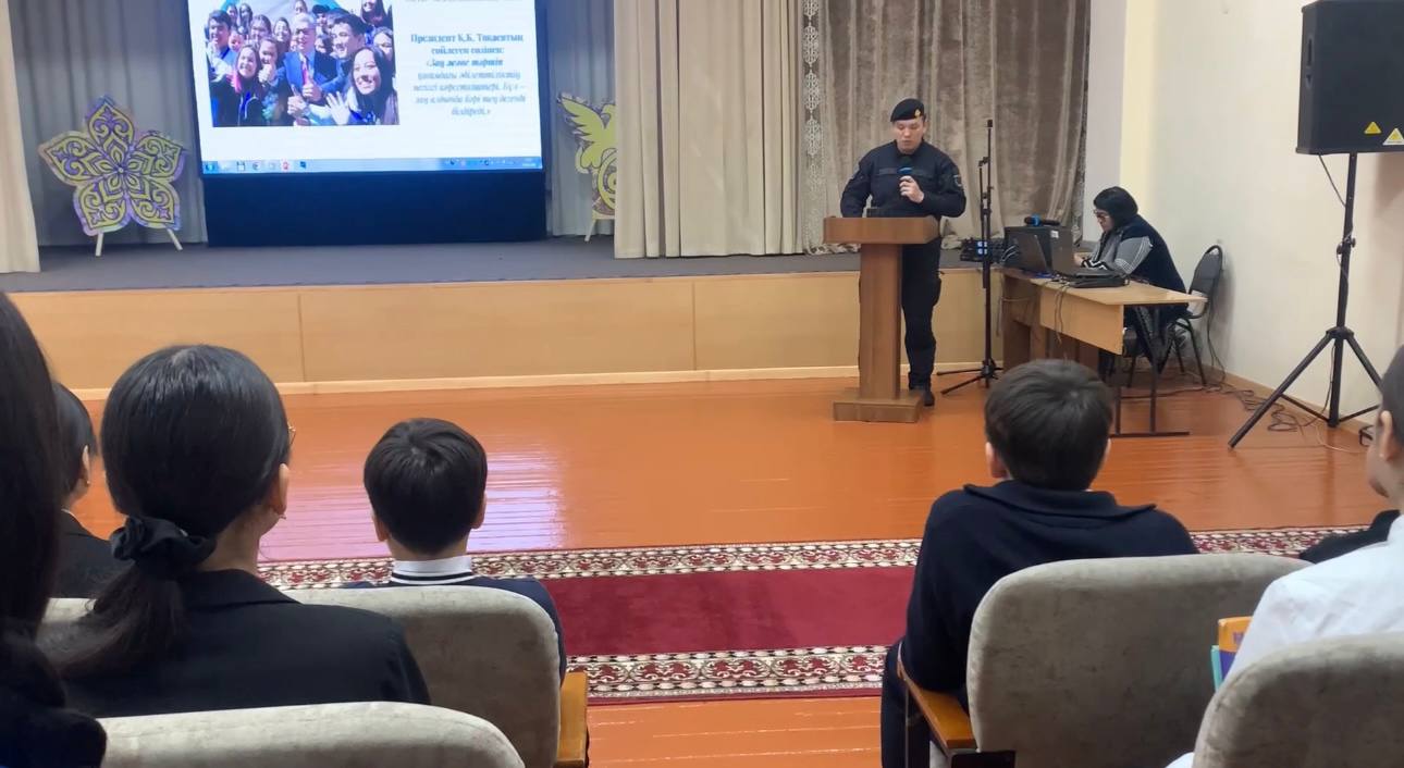 Абай облысында полиция қызметкері құқықтық бағыттағы қауіпсіздік сабағын өткізді