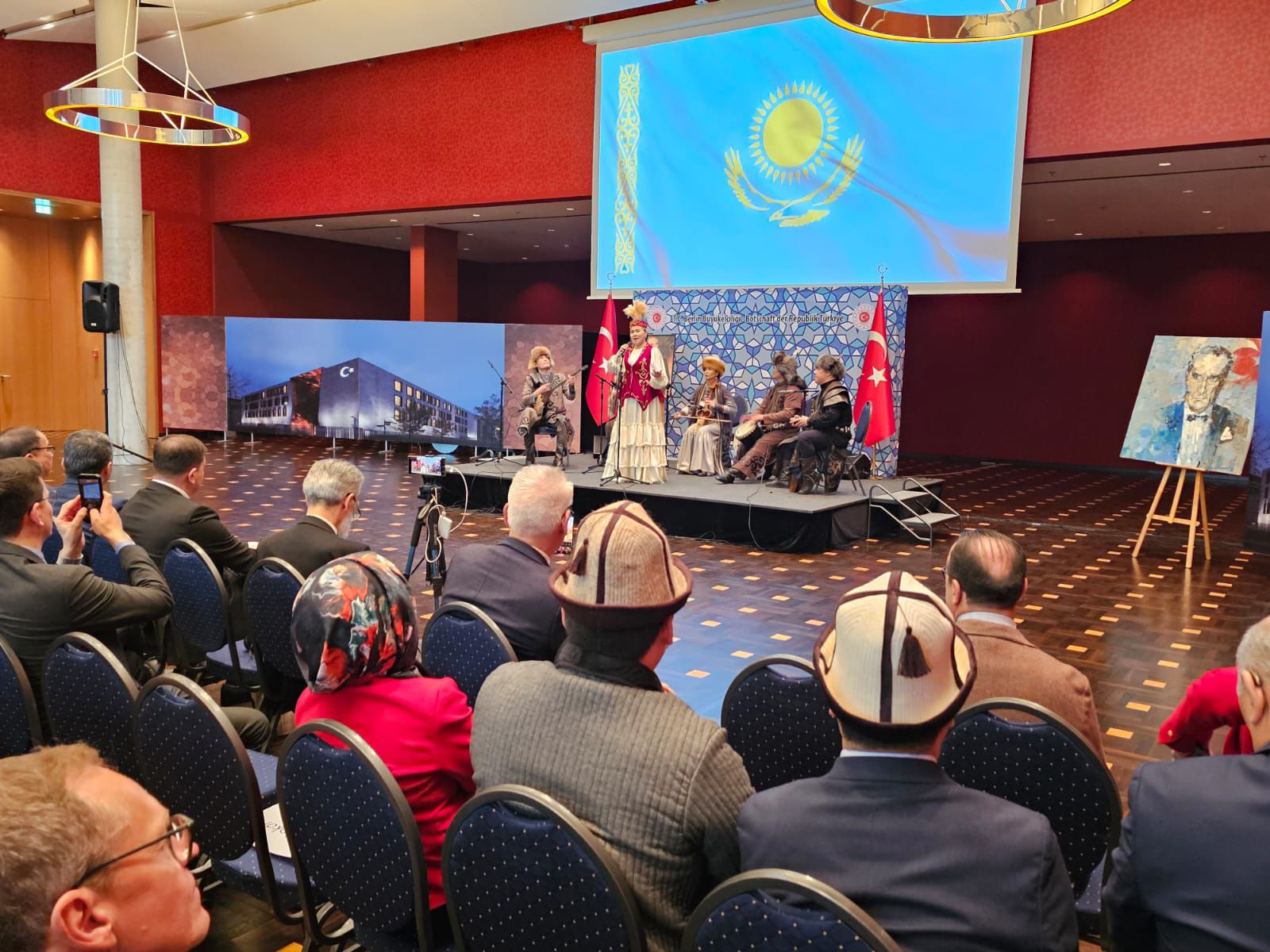 БЕРЛИН ТӨРІНДЕГІ НАУРЫЗ ДУМАНЫ: ШЫМКЕНТ ӨНЕРПАЗДАРЫ ЕУРОПА ЖҰРТШЫЛЫҒЫН ТӘНТІ ЕТТІ