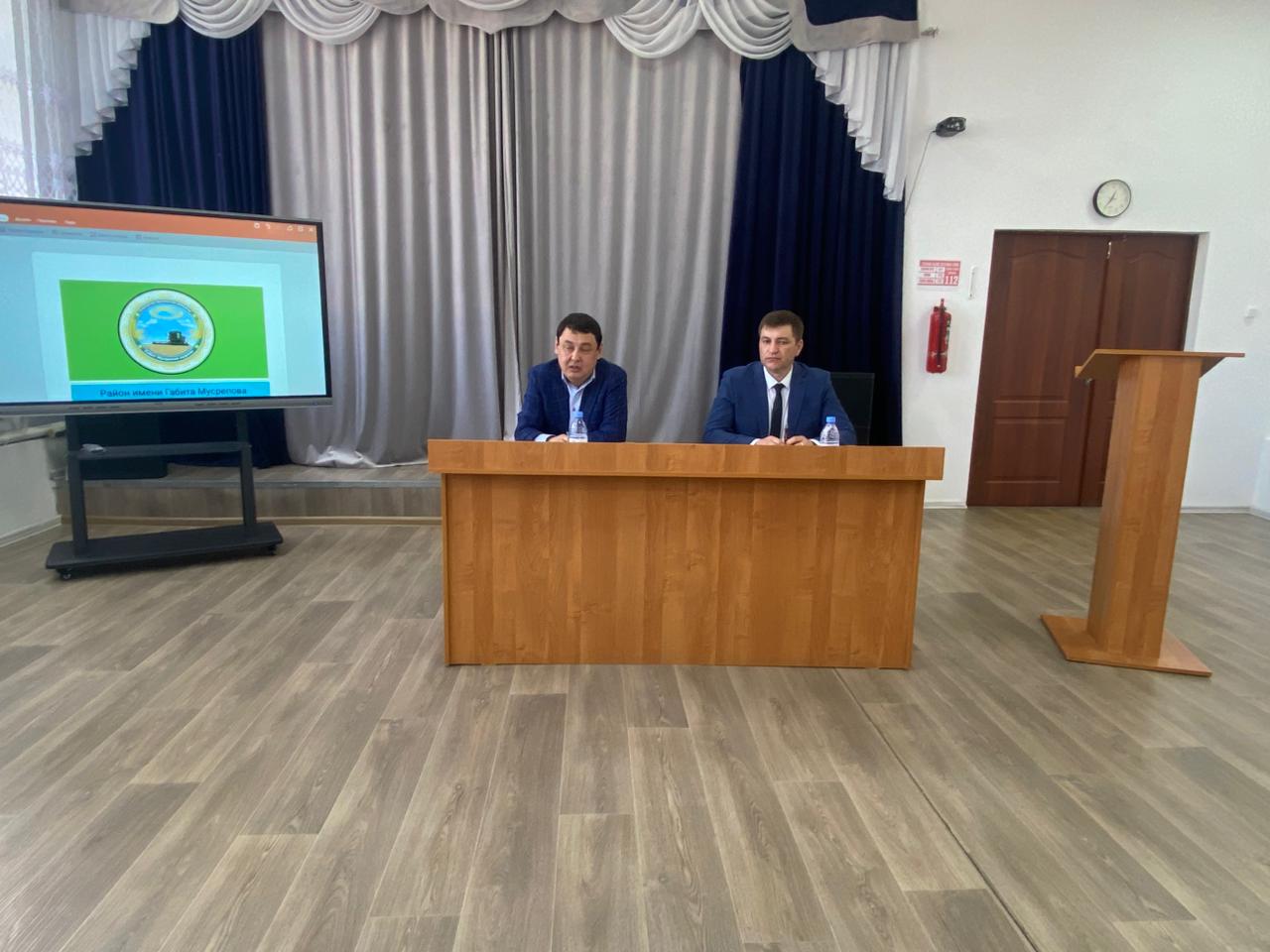 Аудан әкімі Р. Ә. Анбаев пен Новосел ауылдық округінің әкімі С. В. Спасибушкиннің тұрақты кездесуі