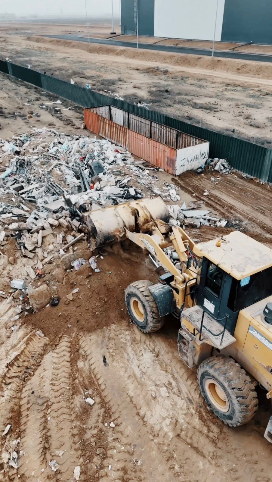 “Рауан” тұрғын массивіндегі мектеп құрылысы барысында мердігер мекеме “Құрылыс Инвест Групп” ЖШС тарапынан шығарылған құрылыс қалдықтарын тазалау жұмыстары жүргізілуде