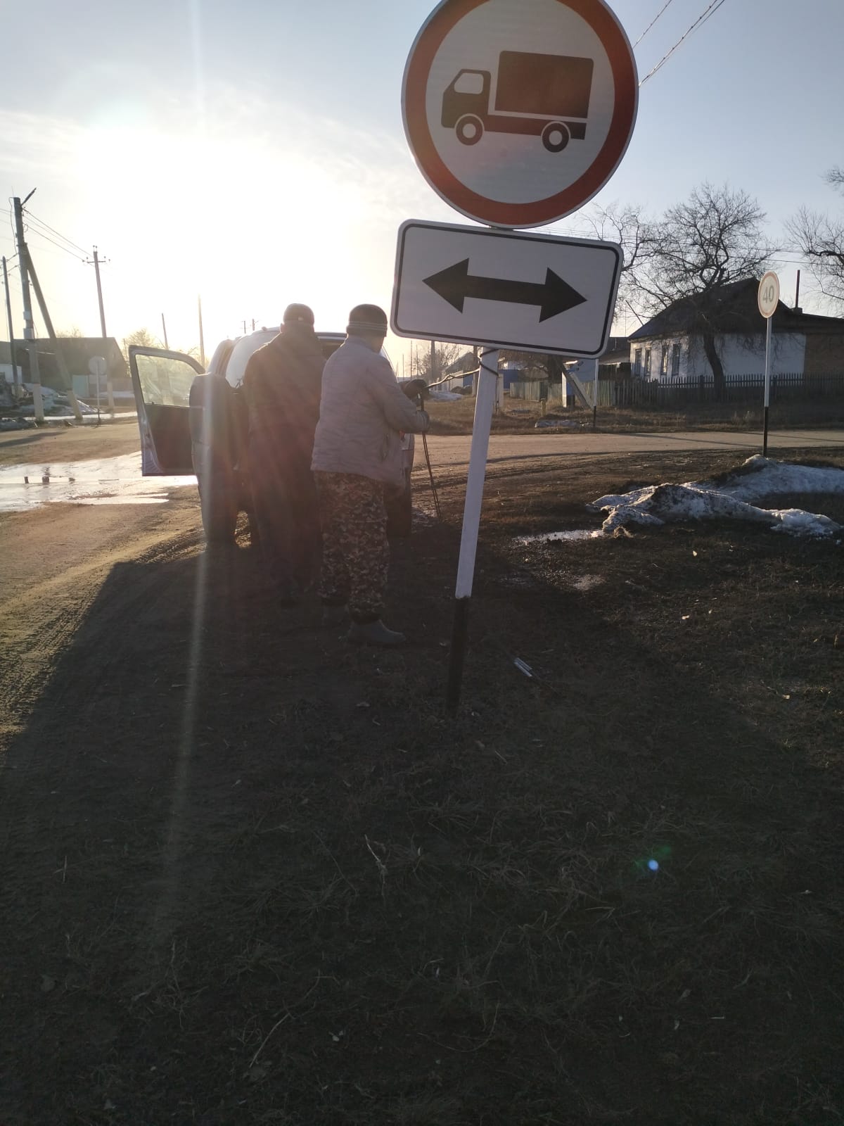 Жданов көшесінде «Жүк көліктерінің қозғалысы тыйым салынған» белгісі «Әрекет аймағы» тақтайшасымен орнатылды.