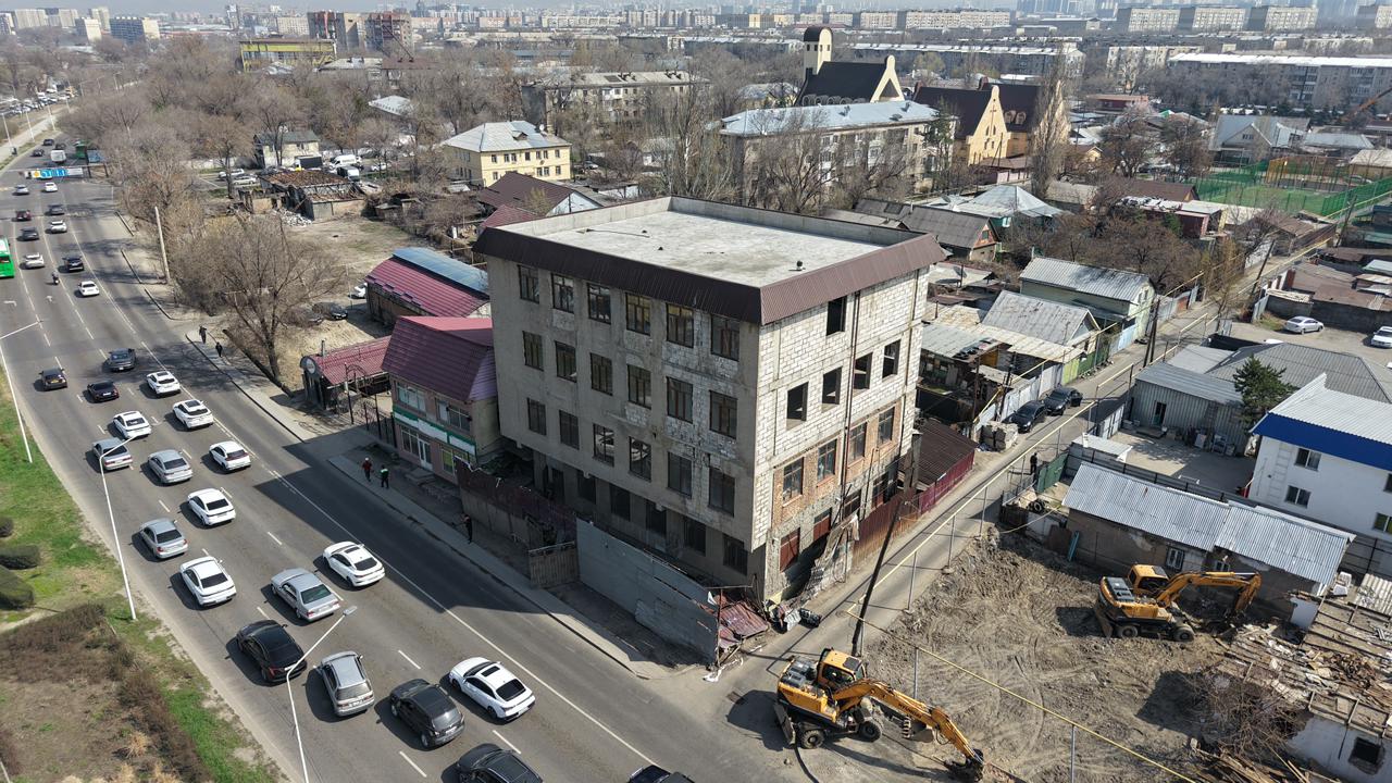 Алматыда сот шешімімен ірі ғимарат бұзылып жатыр