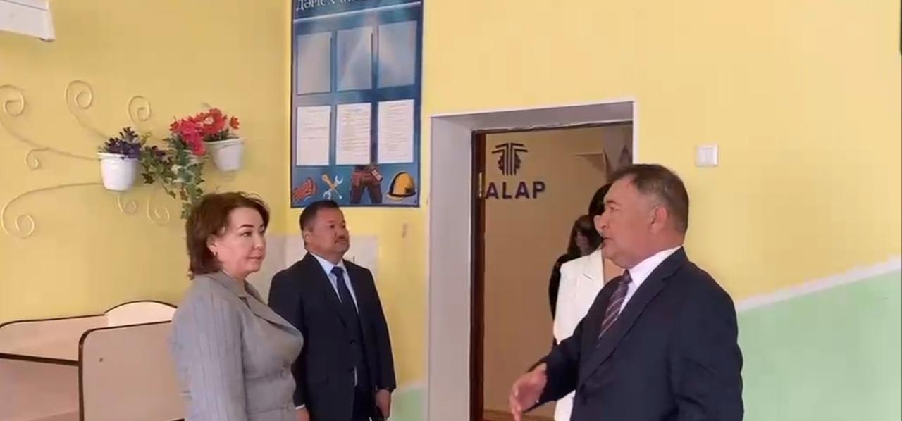 Руководитель управления образования Актюбинской области Булбул Кузембаева ознакомилась с работой Уилского профессионального колледжа.