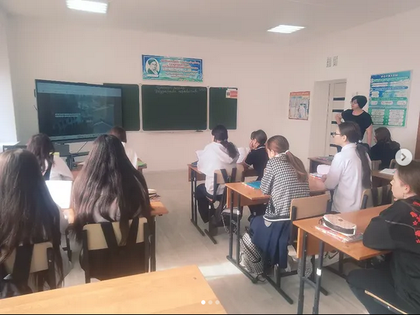 Аға буын оқушылары "кітап бетбелгілері емес" деректі фильмін тамашалады.