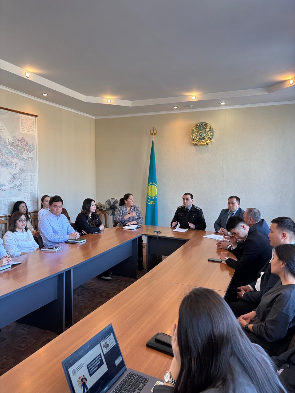 Қарағанды облысы бойынша Экономикалық тергеп-тексеру департаментінің Ұйымдастыру-бақылау басқармасының аға жедел уәкілі Орынбасаров О. «Дроптар деген кімдер және қаржылық пирамидаға қалай түсіп қалмауға болады» тақырыбында түсіндіру жұмысын жүргізді.