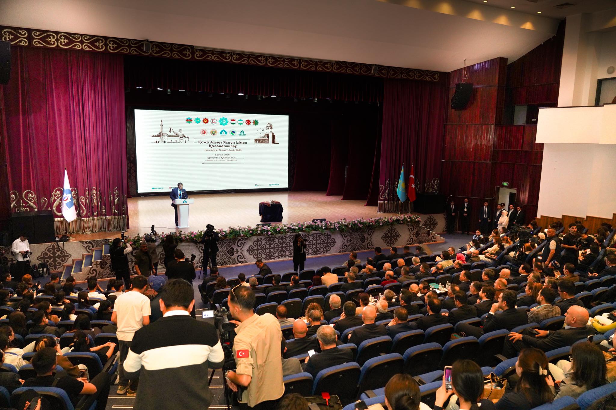 ТҮРКІСТАНДА «ҚОЖА АХМЕТ ЯСАУИ ІЗІМЕН ҚОЛӨНЕРШІЛЕР (АХИЛІК)» АТТЫ ХАЛЫҚАРАЛЫҚ МӘДЕНИ ЖӘНЕ ҒЫЛЫМИ СИМПОЗИУМ ӨТІП ЖАТЫР