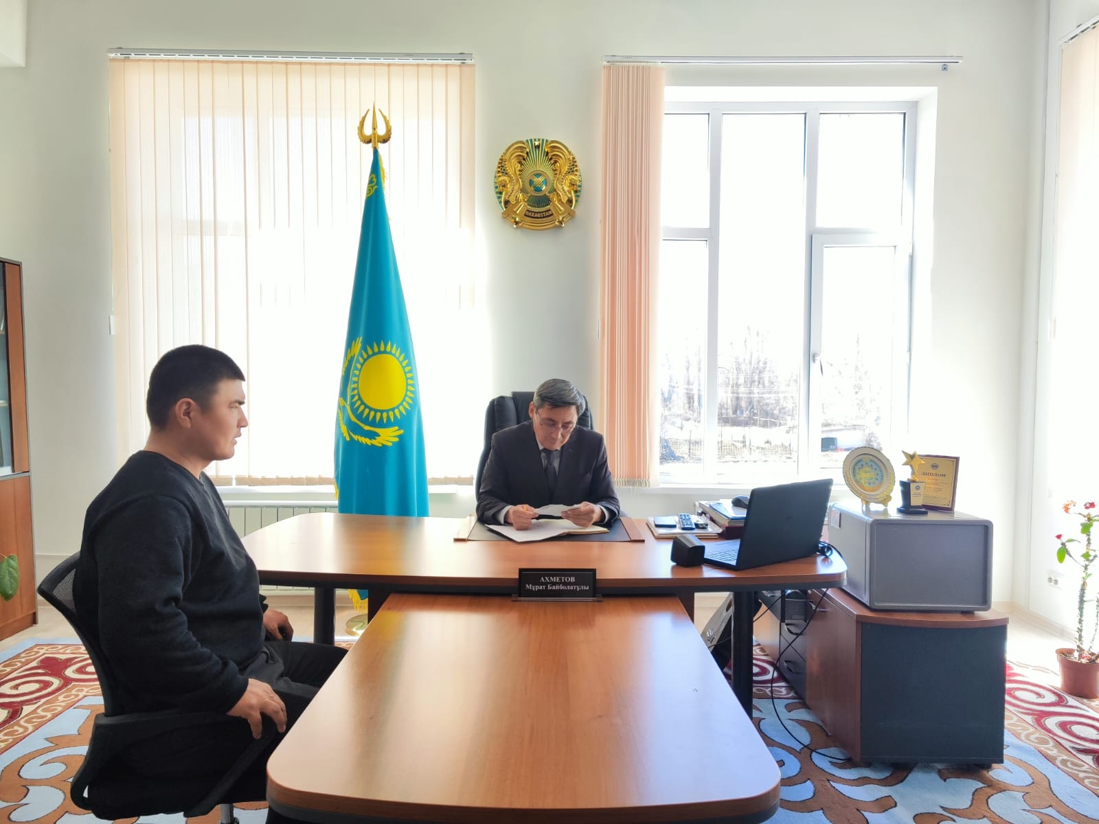 Округ әкімі азаматтарды жеке мәселелері бойынша қабылдады.