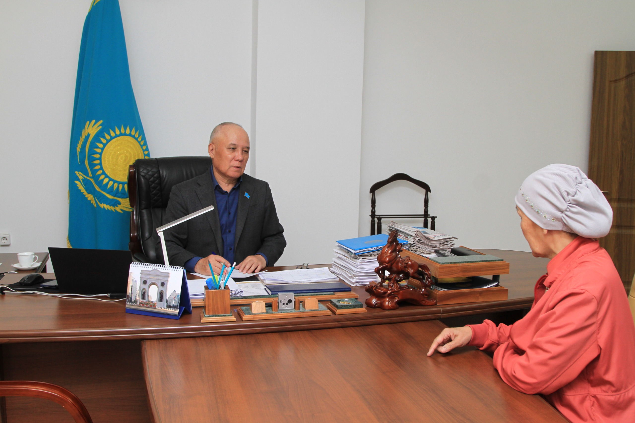 2026 жылдың сәуір айындағы қабылдау кестесіне сәйкес қалалық мәслихат төрағасы И.Құттықожаев тұрғындарды қабылдап, өтініштерін тыңдады