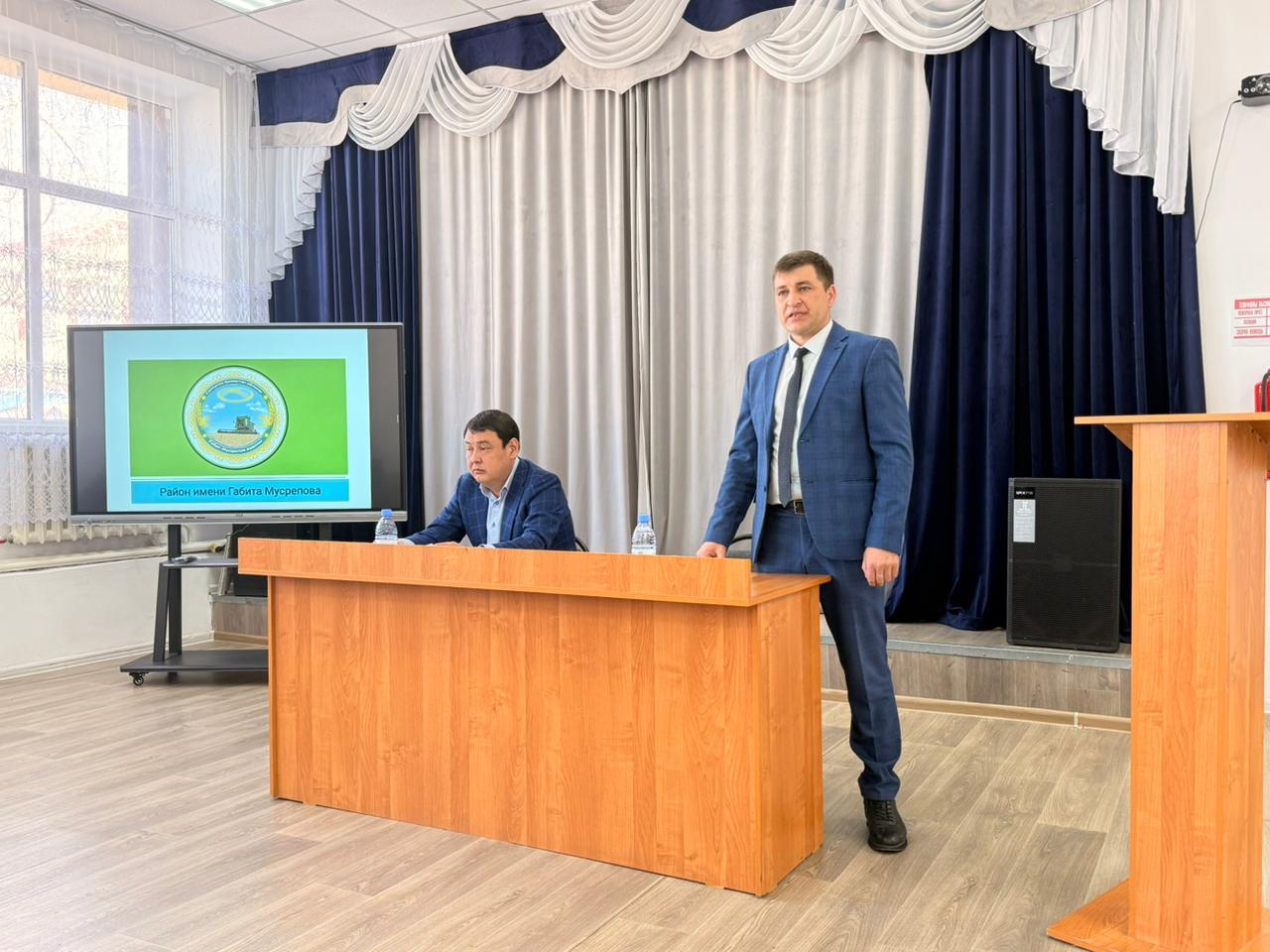 31 наурызда Червонное ауылының қоғамдық орталығында және 1 сәуірде Новосельская орта мектебінде аудан әкімі Р.Ә. Аңбаев Червонное және Новосельский ауылдық округтерінің тұрғындарымен  тұрақты кездесулерін өткізді.