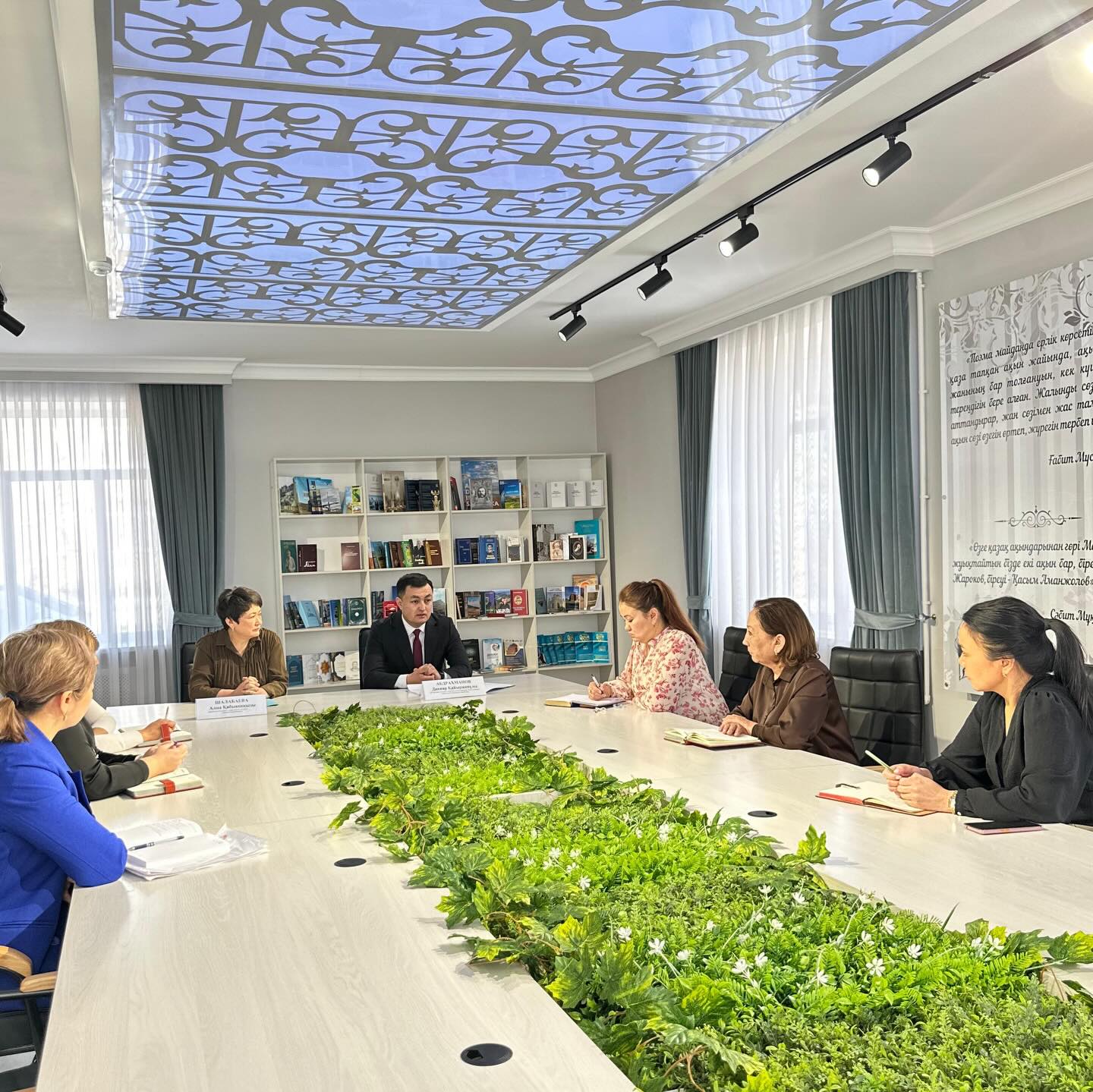 Бүгін Қарағанды облысының тілдерді дамыту жөніндегі басқармасында мемлекеттік қызметшілердің қатысуымен «Мемлекеттік қызметтің негізгі бағыттары, әдеп талаптары және сыбайлас жемқорлықтың алдын алу мәселелері» тақырыбында жиын өтті.