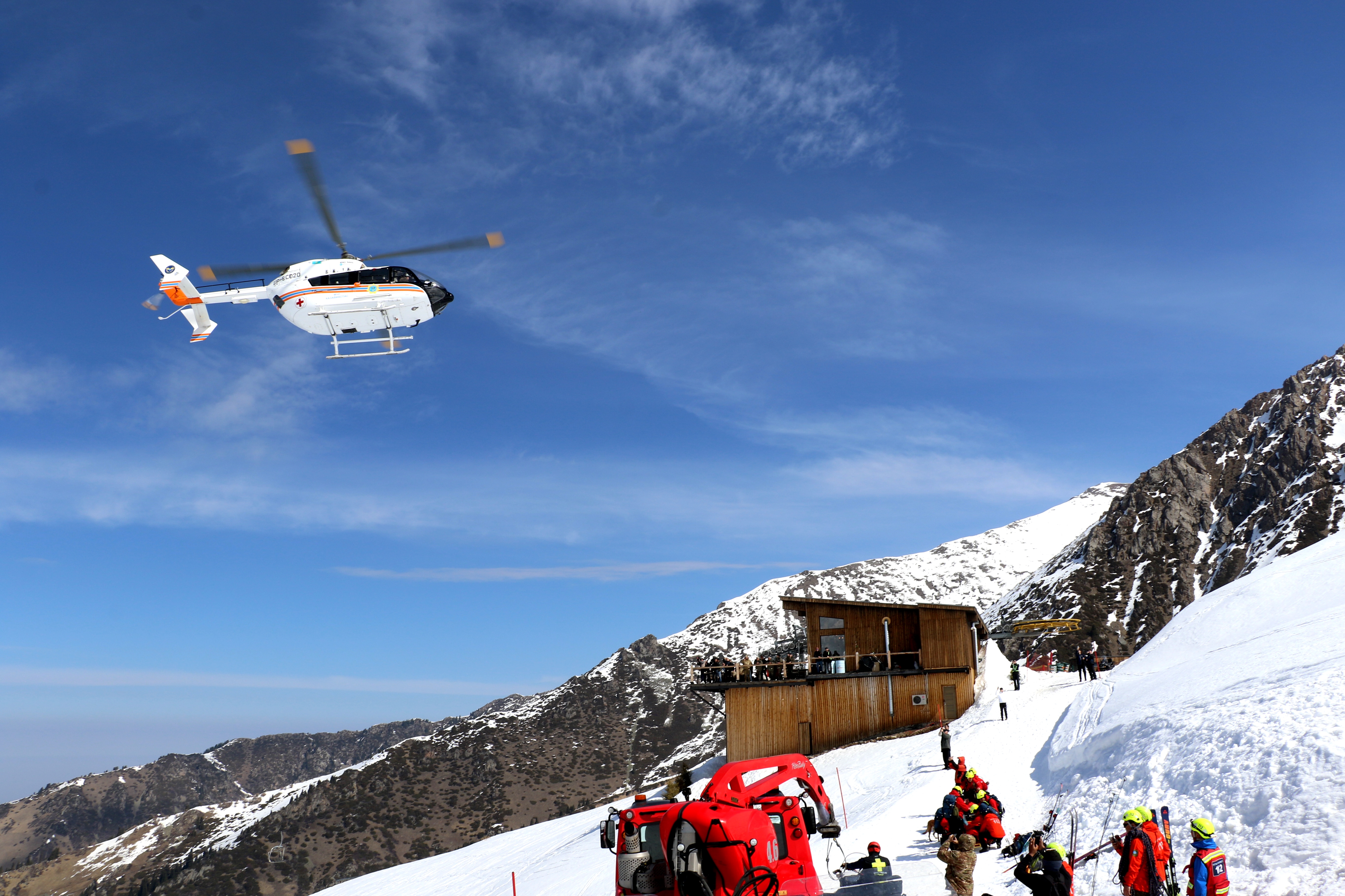В Алматы отработали учение по спасению туристов из-под лавин с применением авиации МЧС