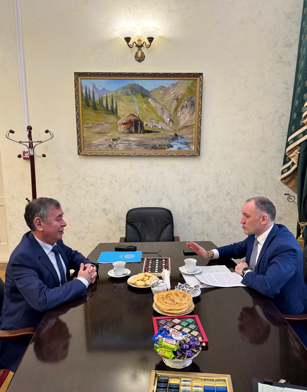 2026 жылғы 1 сәуірде Қазақстан Республикасының Омбы қаласындағы Бас консулы Қ.К. Қожамбердиевтің Омбы облысы Үкіметі Төрағасының орынбасары, Омбы облысының Ресей Федерациясы Үкіметі жанындағы өкілі А.В. Шпиленкомен кездесуі өтті.