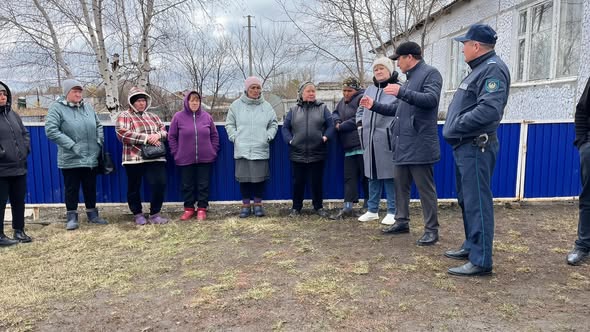 Рузаев ауылдық округінің әкімі Н.Р. Алғожин Березовка ауылының тұрғындарымен кездесуі.