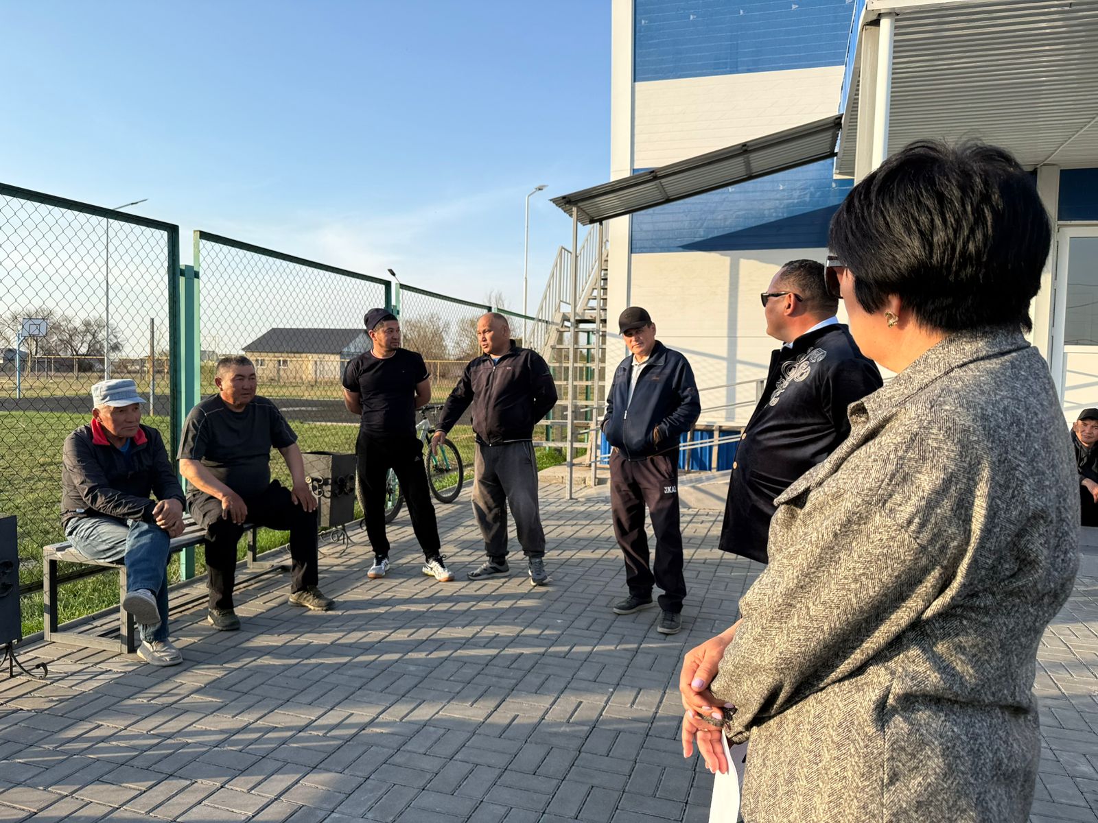 Қарабұлақ ауылдық округінің әкімі 2026 жылғы 7-8 сәуір аралығында Шымыр және М.Байысов ауылдарының тұрғындарымен мал мәселесі бойынша кездесу өткізді.