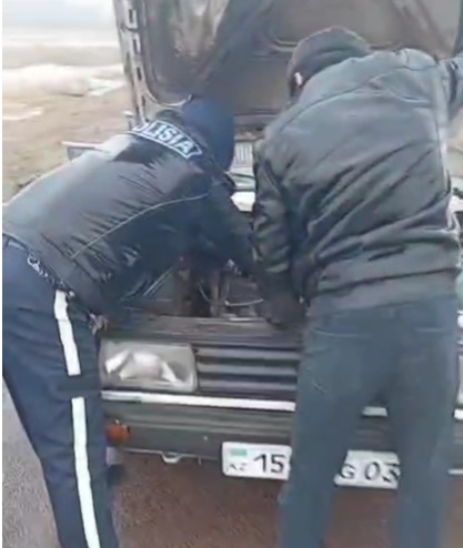 Полицейские помогли водителю неисправного авто на трассе в Акмолинской области