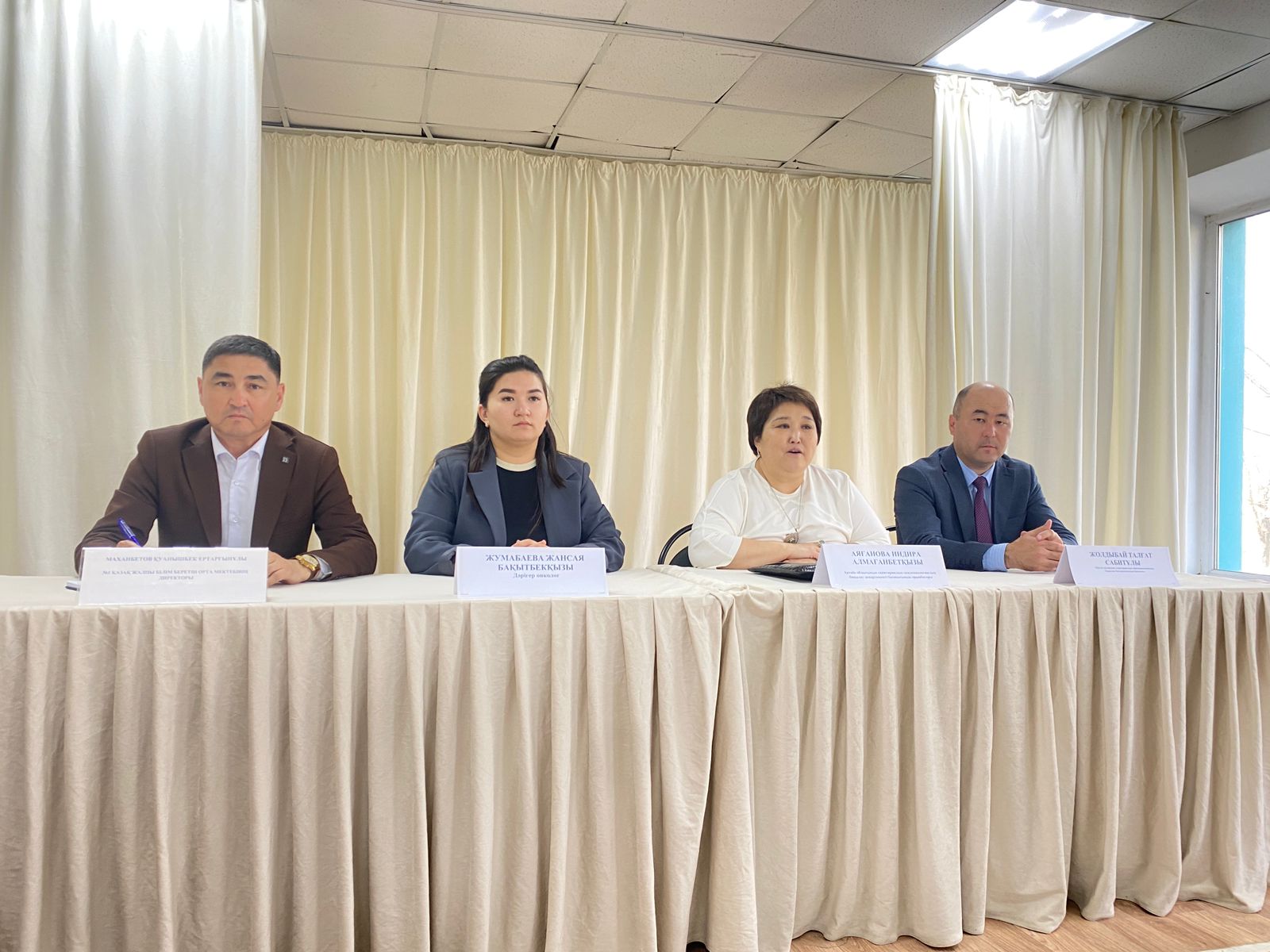 Ырғыз ауданындағы №1 қазақ жалпы білім беретін орта мектебінде вакцинацияның маңыздылығын түсіндіру мақсатында ата-аналармен кездесу өткізілді  Кездесу барысында адам папиллома вирусына (АПВ) қарсы екпенің маңызы кеңінен түсіндіріліп, оның жатыр мойны обырының алдын алудағы тиімді әрі қауіпсіз әдіс екені атап өтілді . Сонымен қатар, екпенің пайдасы, оның ағзаға әсері мен қауіпсіздігі туралы жан-жақты ақпарат беріліп, ата-аналардың вакцинацияға қатысты сұрақтарына нақты жауаптар ұсынылды . Кездесу соңында ата-аналар тарапынан оң пікірлер айтылып, вакцинацияның маңыздылығына деген көзқарас нығая түсті