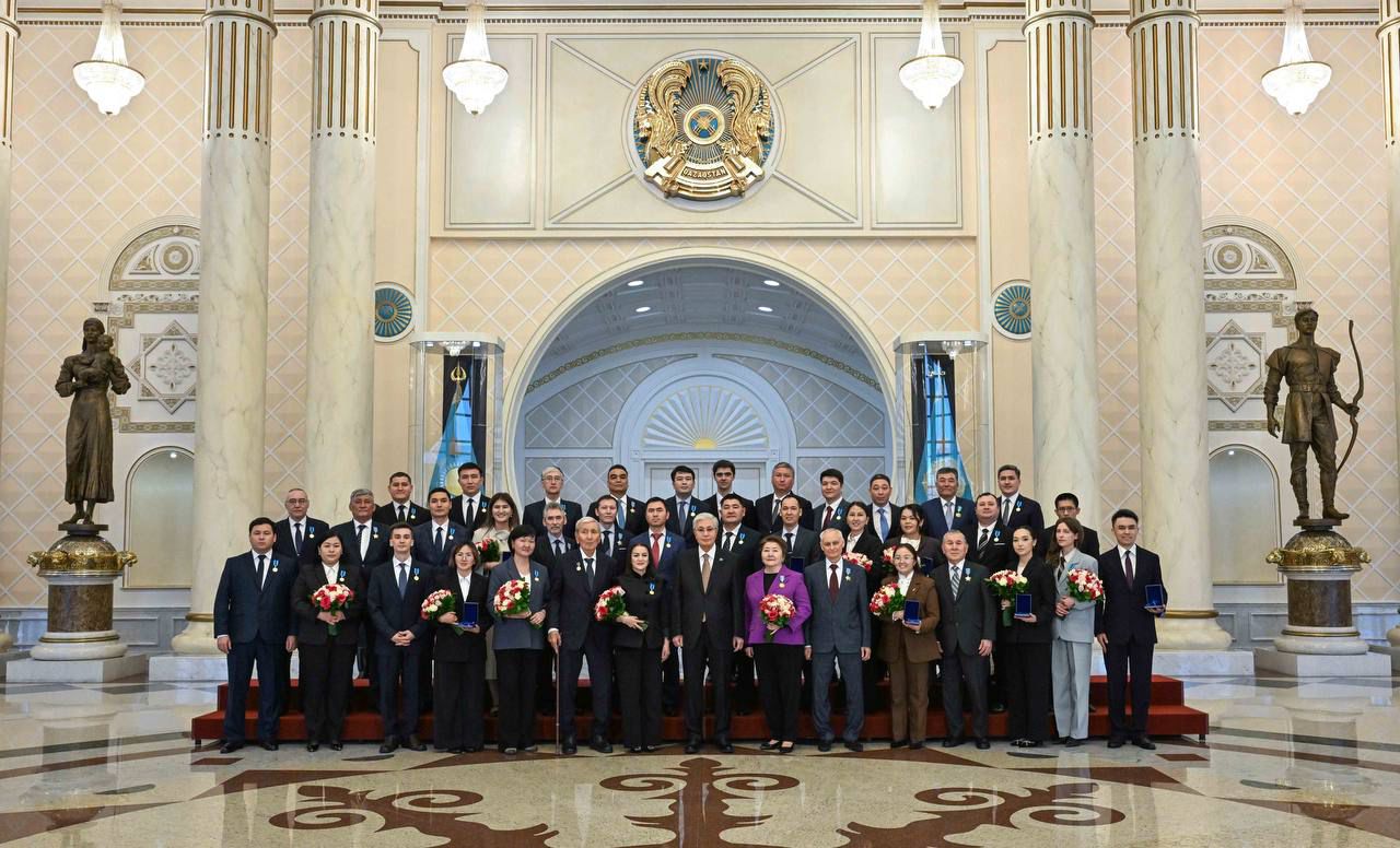 Қасым-Жомарт Тоқаев ғалымдармен бірге суретке түсті