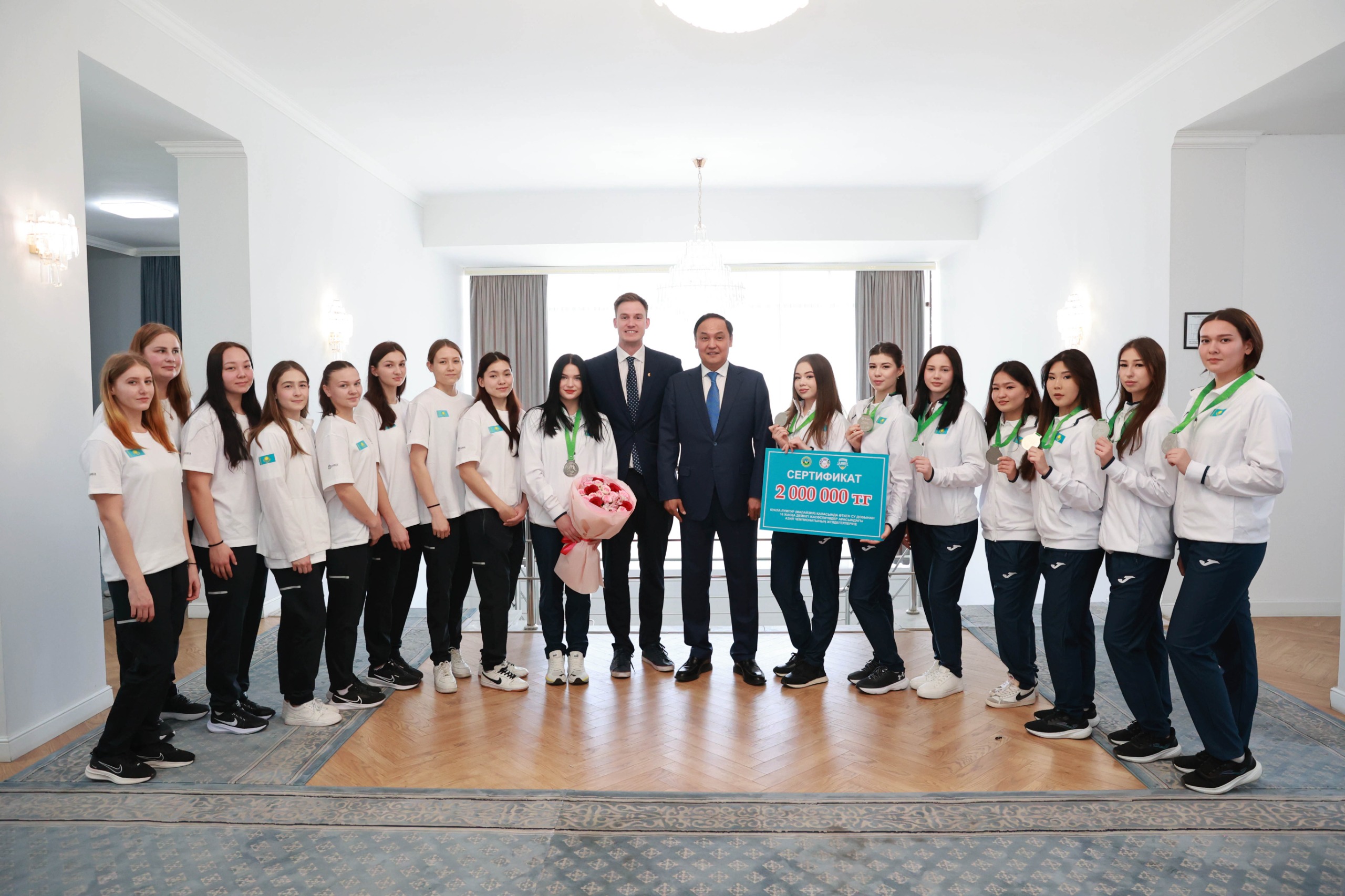 Ербол Қарашөкеев жамбылдық су добы спортшыларымен кездесті