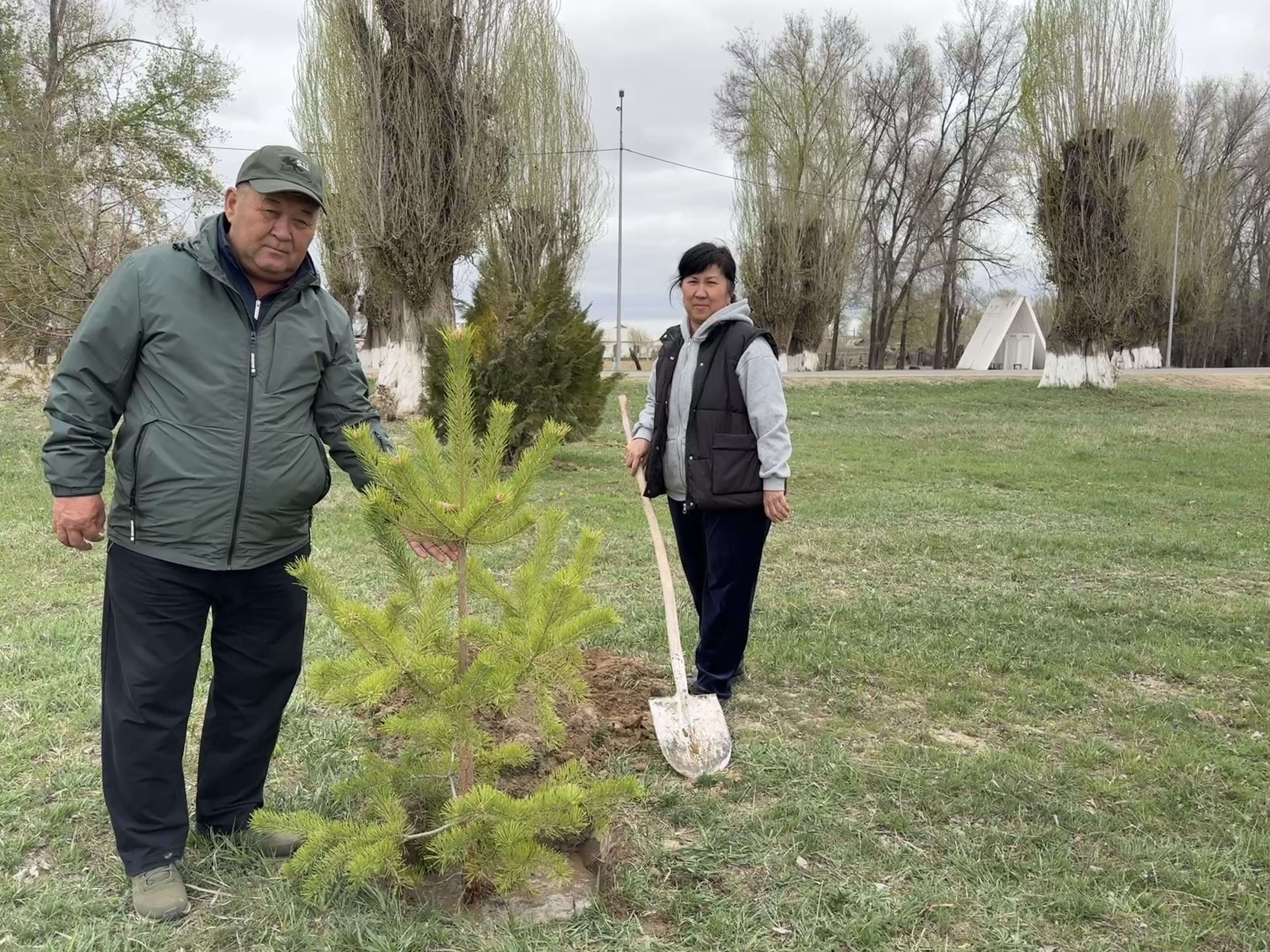 Жарлыөзек ауылдық округінде «Таза Қазақстан» экологиялық акциясы аясында ағаш отырғызу жұмыстары жүргізілді 🌿