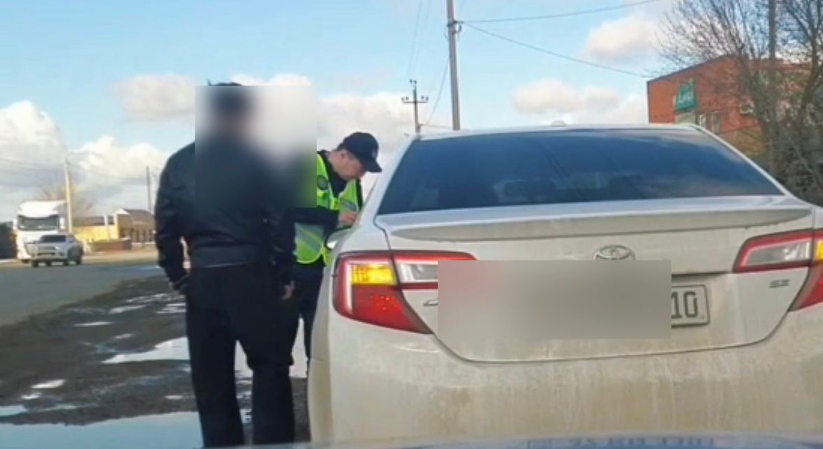 Оралда жалған нөмір таққан жүргізуші жауапқа тартылды