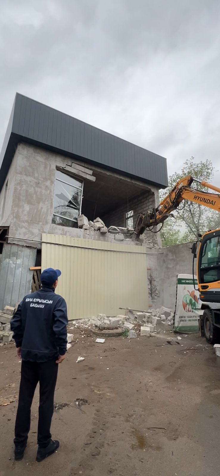 Алматыда дәмханаға заңсыз салынған нысан бұзылып жатыр