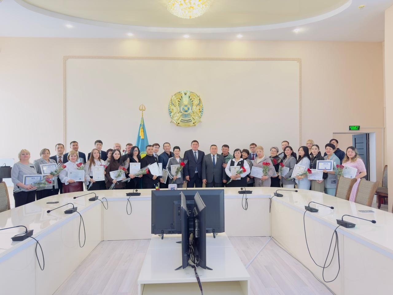 9 сәуірде, Шахтинск қаласының әкімі М.Е. Қыдырғанбеков Қазақстанның жаңа Конституциясы жобасы бойынша республикалық референдумды дайындау және өткізуге белсенді қатысқаны үшін алғыс хаттарды табыстады.