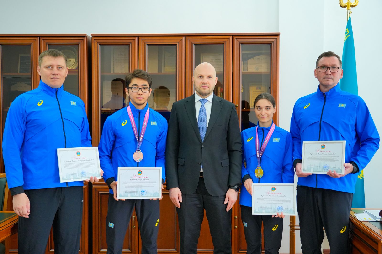 Басқарма басшысы Василий Левит елордалық желаяқтарды қабылдады.