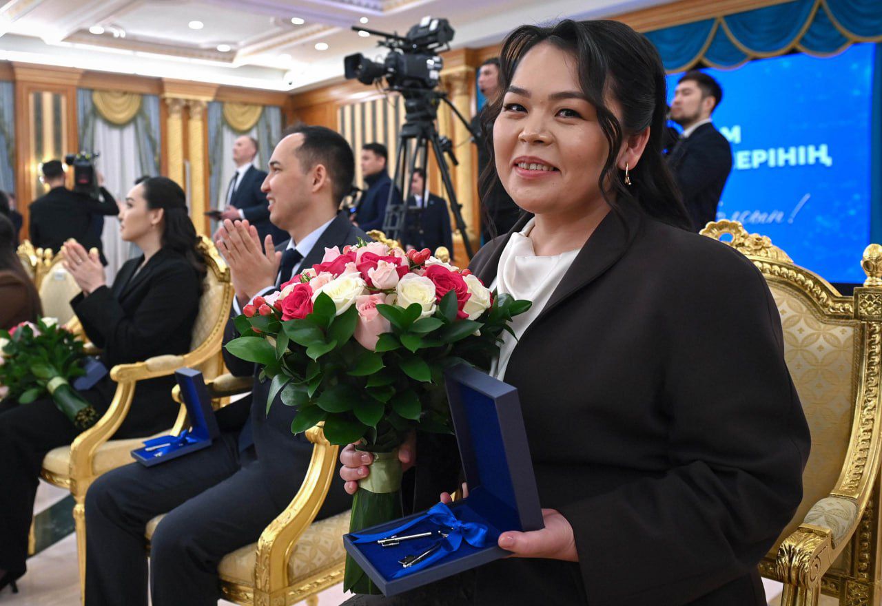 Мемлекет басшысы бір топ жас ғалымға пәтер кілттерін салтанатты түрде табыстады