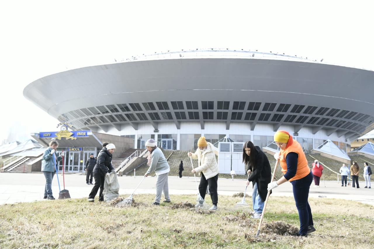 «Таза Қазақстан»: Астанада 200-ге жуық цирк қызметкері сенбілікке шықты