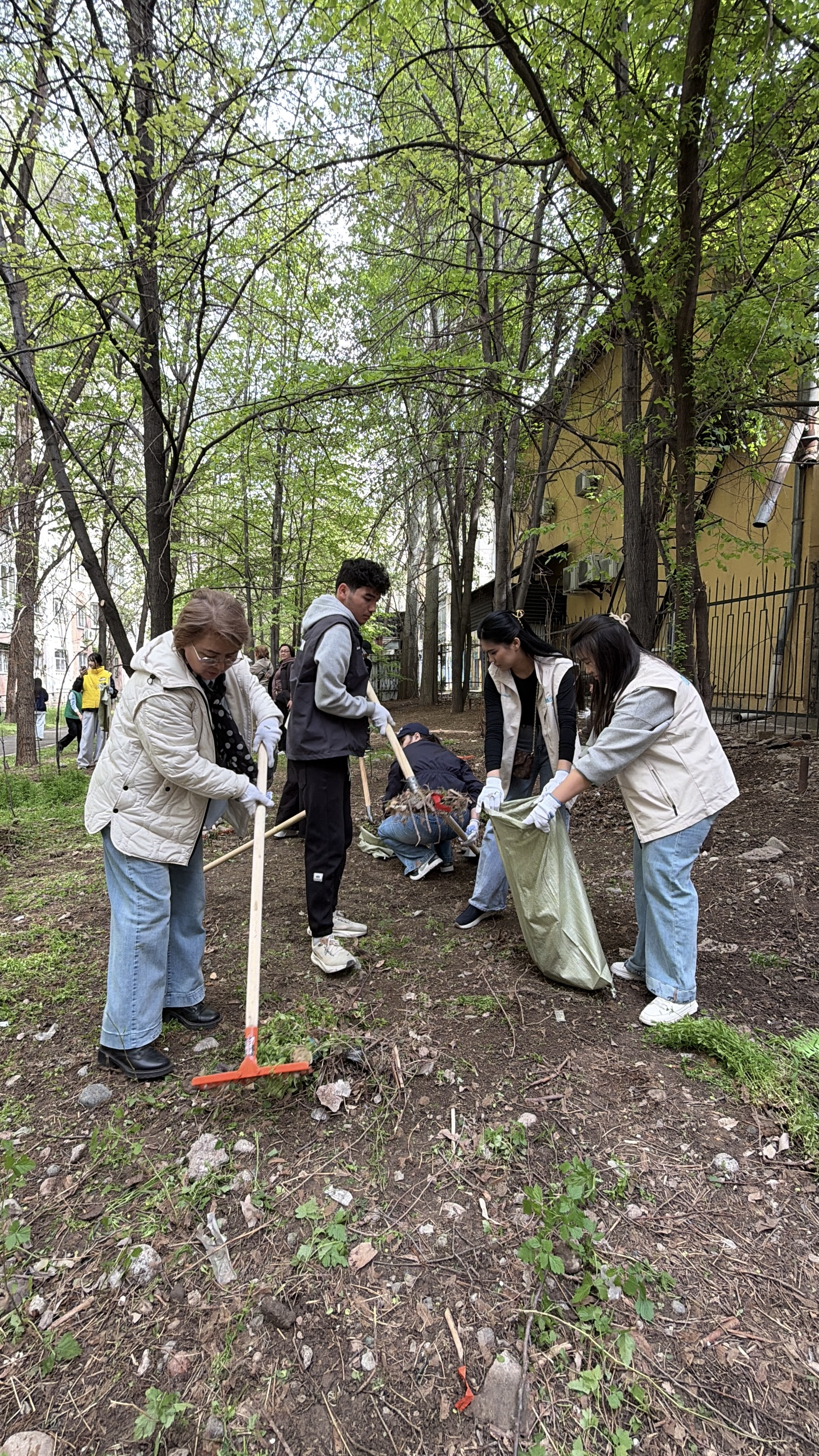 Әуезов ауданында “Таза Қазақстан” эко-акциясы аясында ауқымды аудандық сенбілік ұйымдастырылды