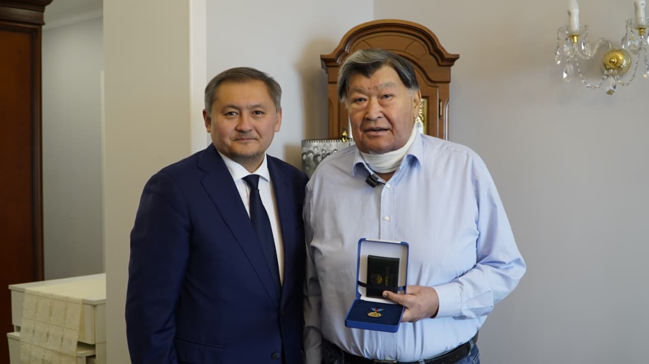 Ғылым қызметкерлері күні: Қайрат Қадыржановқа ҚР Мемлекеттік наградасы табысталды