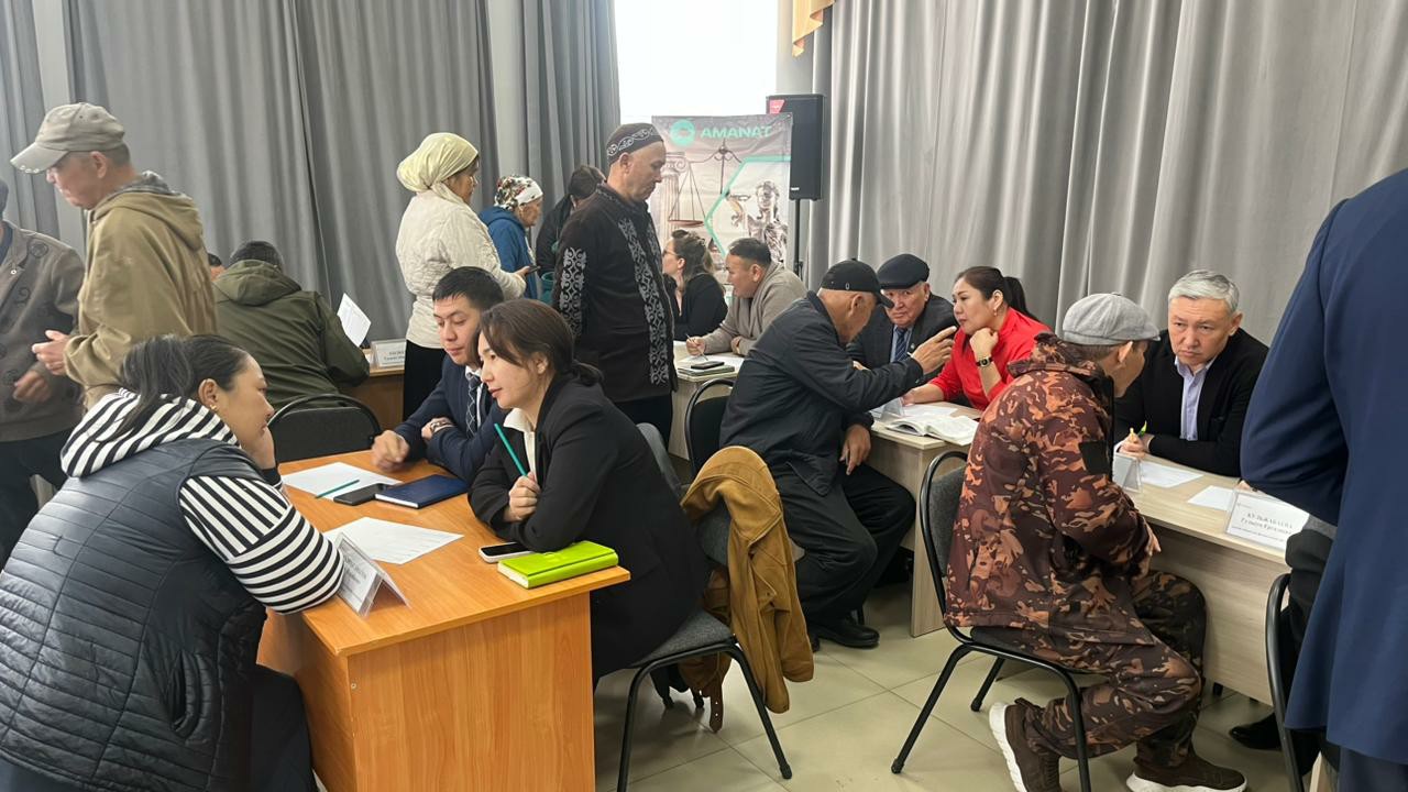 10.04.2026 жылы Әділет департаментімен облыстың заң қоғамдастығының өкілдерімен бірлесіп Мәртөк ауданының Қаратоғай ауылдық округінің тұрғындарына «Тегін заң көмегі күні» акциясы өткізілді.