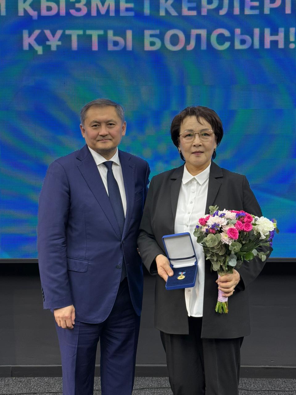 Ғалым Айнұр Әбиденқызына «Қазақстанның еңбек сіңірген қайраткері» атағы берілді