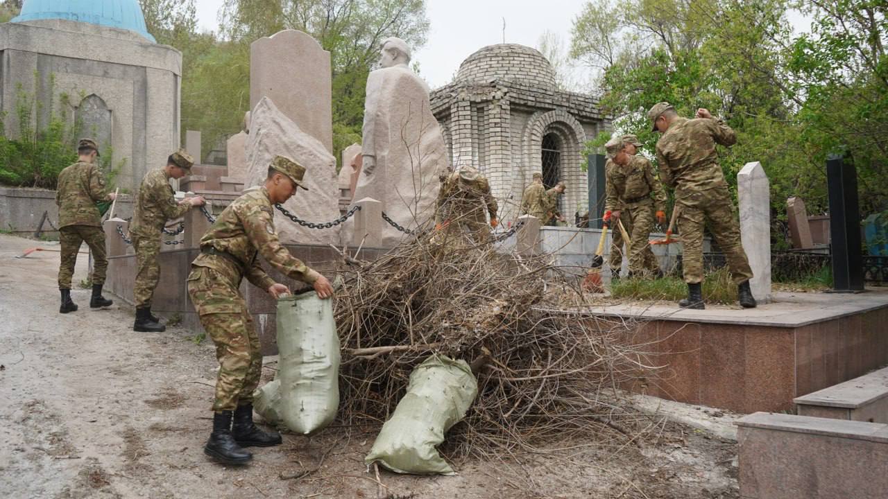 Алматыда курсанттар даңқты қазақстандықтарды еске алды