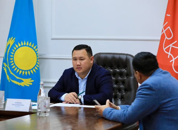 ҚАЛА ӘКІМІ АЗАМАТТАРДЫ ҚАБЫЛДАП, ЖЕКЕ МӘСЕЛЕЛЕРДІ ТЫҢДАДЫ