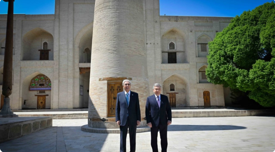 Қасым-Жомарт Тоқаев пен Шавкат Мирзиёев Бахауддин Нақышбанди мемориалдық кешеніне барды