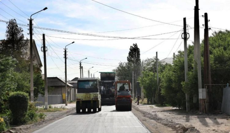 Биыл Жамбыл облысында жергілікті маңызы бар автожолдар мен елді мекен көшелерін жөндеуге барлық бюджет көздерінен 21,3 млрд теңге қарастырылып, 76 жоба іске асырылмақ, деп хабарлайды