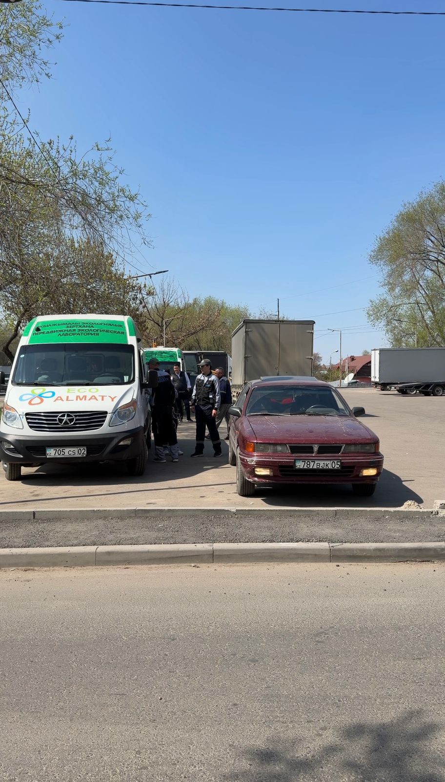 Алматыда жүргізушілер көліктерінің шығарындысын тегін тексеруден өткізді